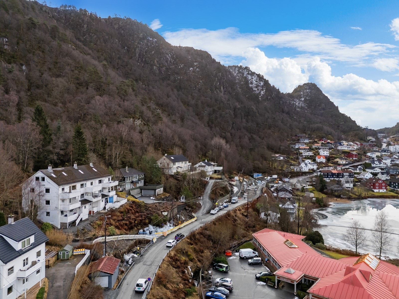 Ellers er det også kort vei til Bergen sentrum og den pulserende sentrumskjernen, samt til dagligvarebutikk og et velutviklet kollektivtilbud. Galleribilde
