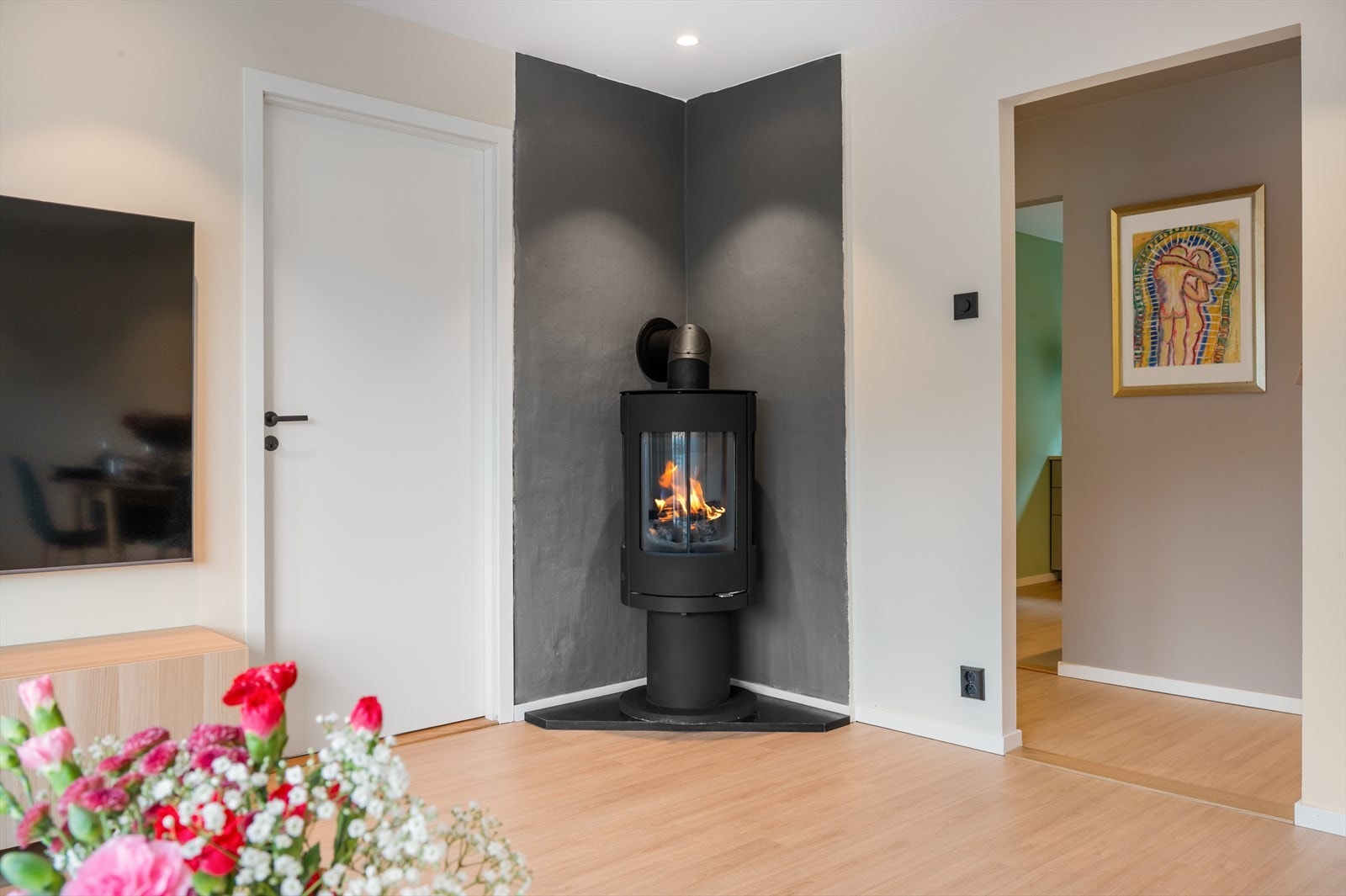 Stuen byr ellers på en lekker vedovn som bidrar til en lun og behagelig atmosfære - perfekt for ekstra kalde dager! Galleribilde