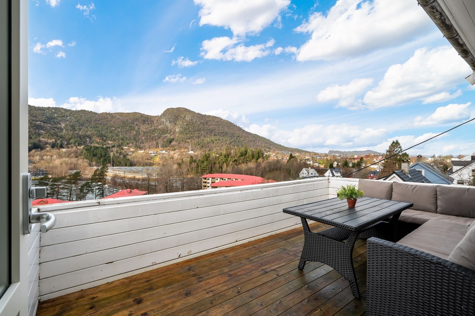 Her er det god plass til utemøbler og grill - et perfekt sted å samle familie og venner til hyggelige stunder. Galleribilde