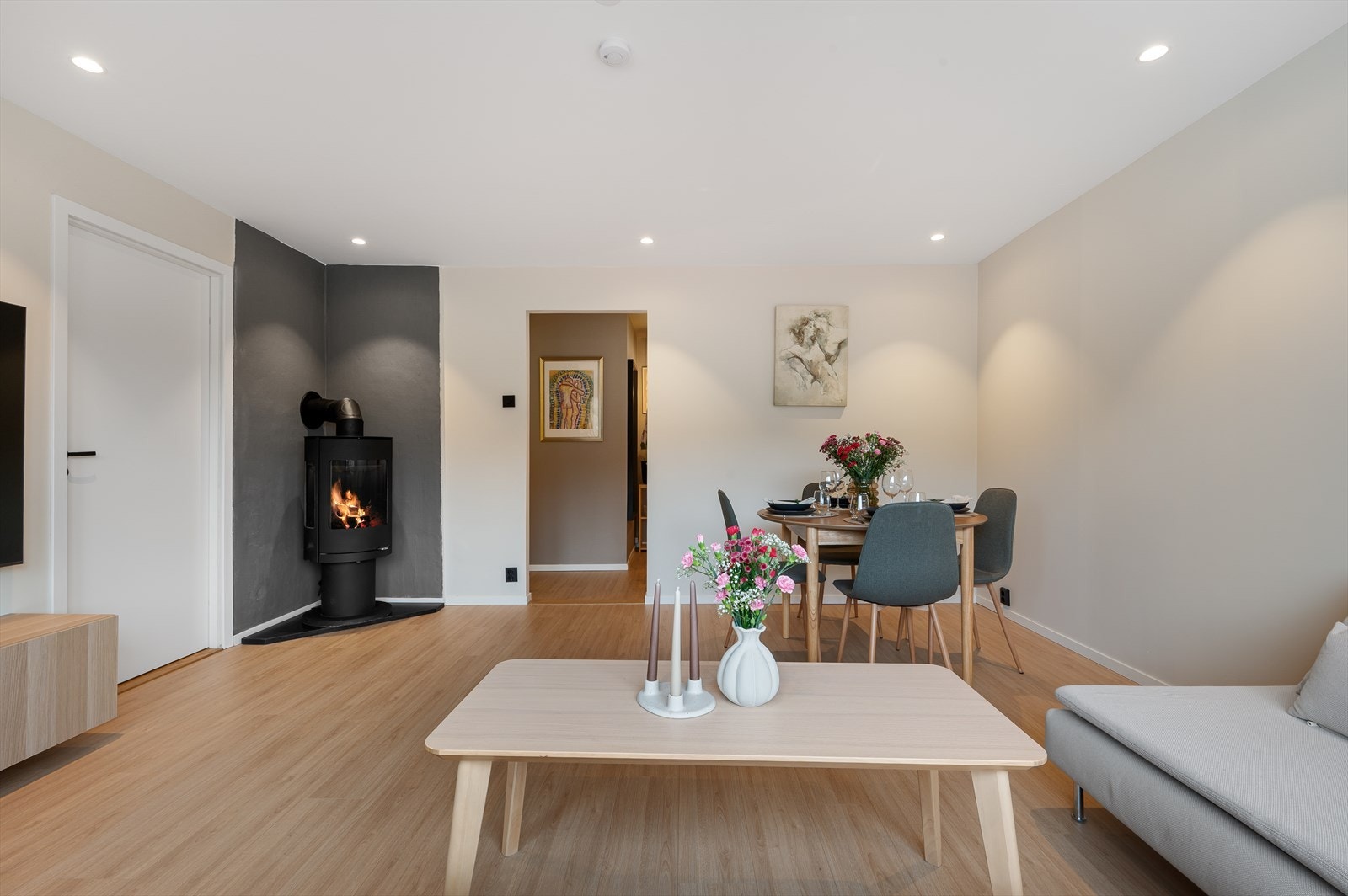 Rommets utforming gjør det enkelt å innrede stuen i ulike soner. Det er god plass til både spisebord og sofagruppe. Galleribilde