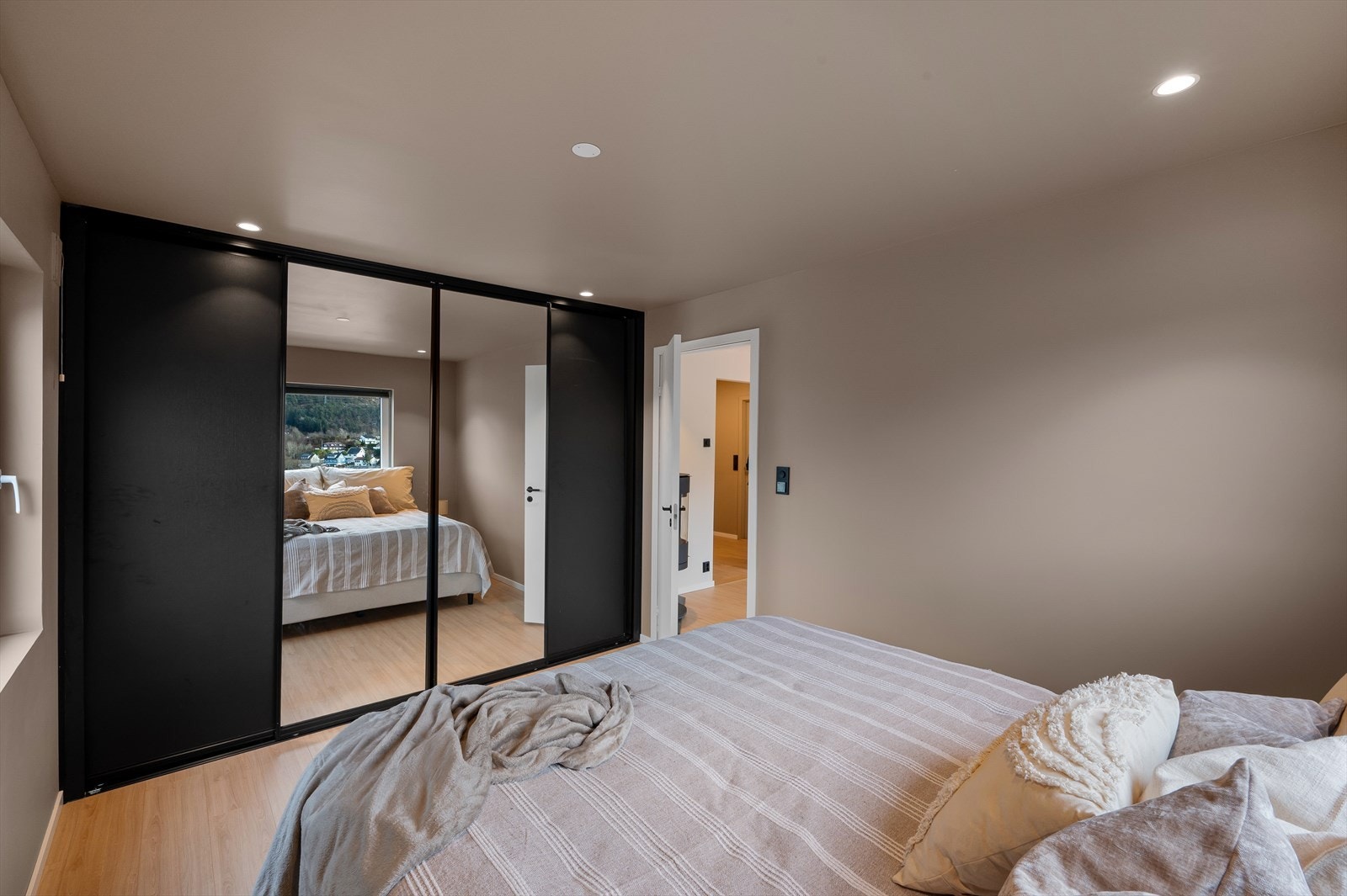 Her får du et lekkert og romslig gulv til tak garderobeskap. Galleribilde