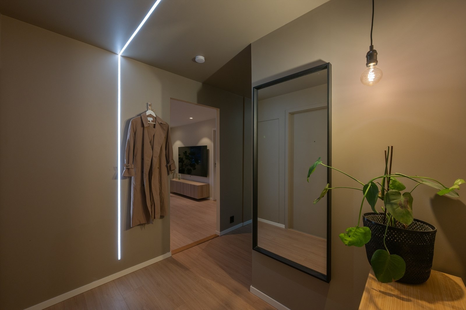 Her er det godt med plass til å henge fra seg yttertøy og sette fra seg sko. Galleribilde