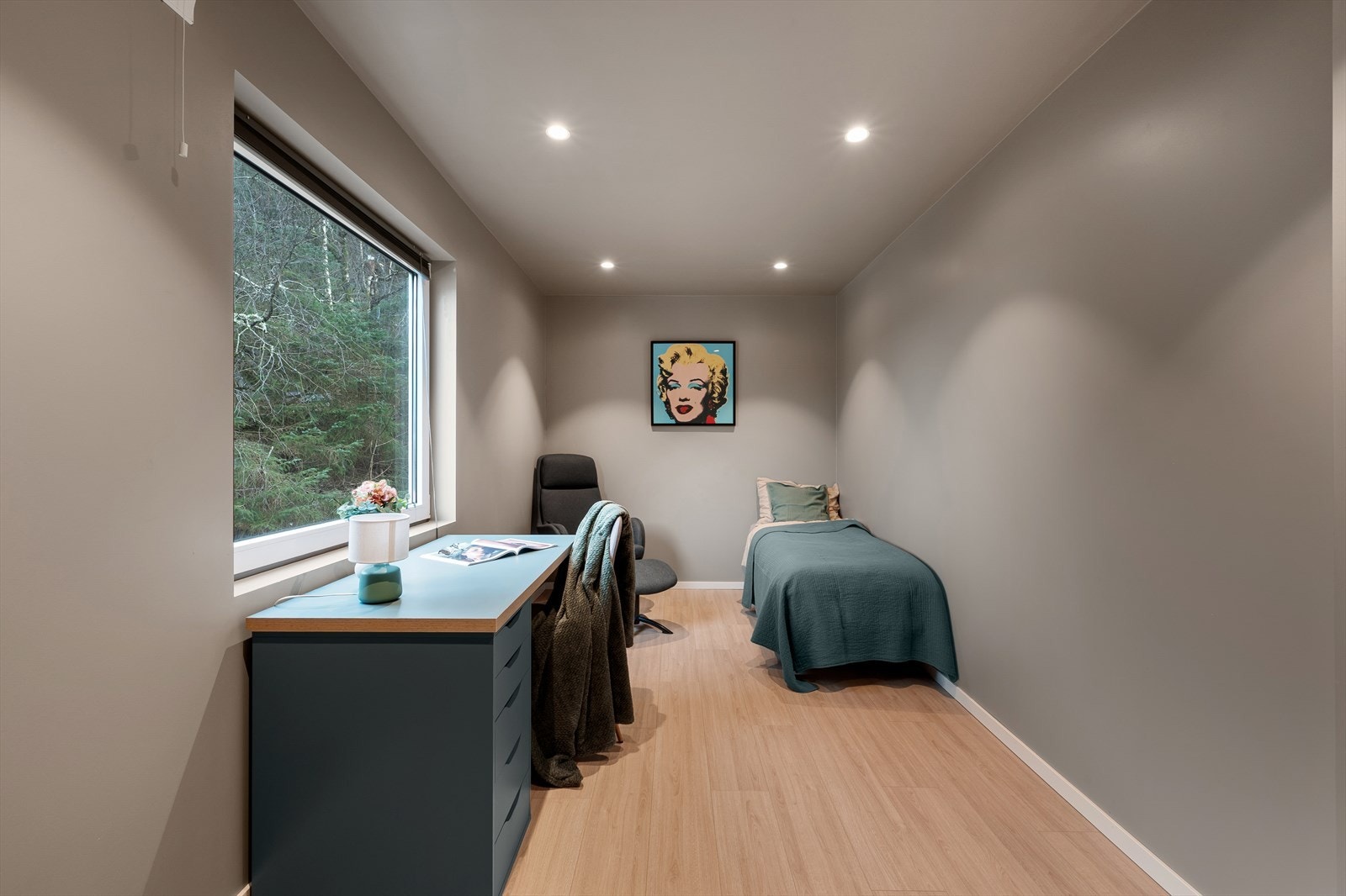 Også her er det god plass til både seng, soveromsmøblement og garderobeløsning. Galleribilde