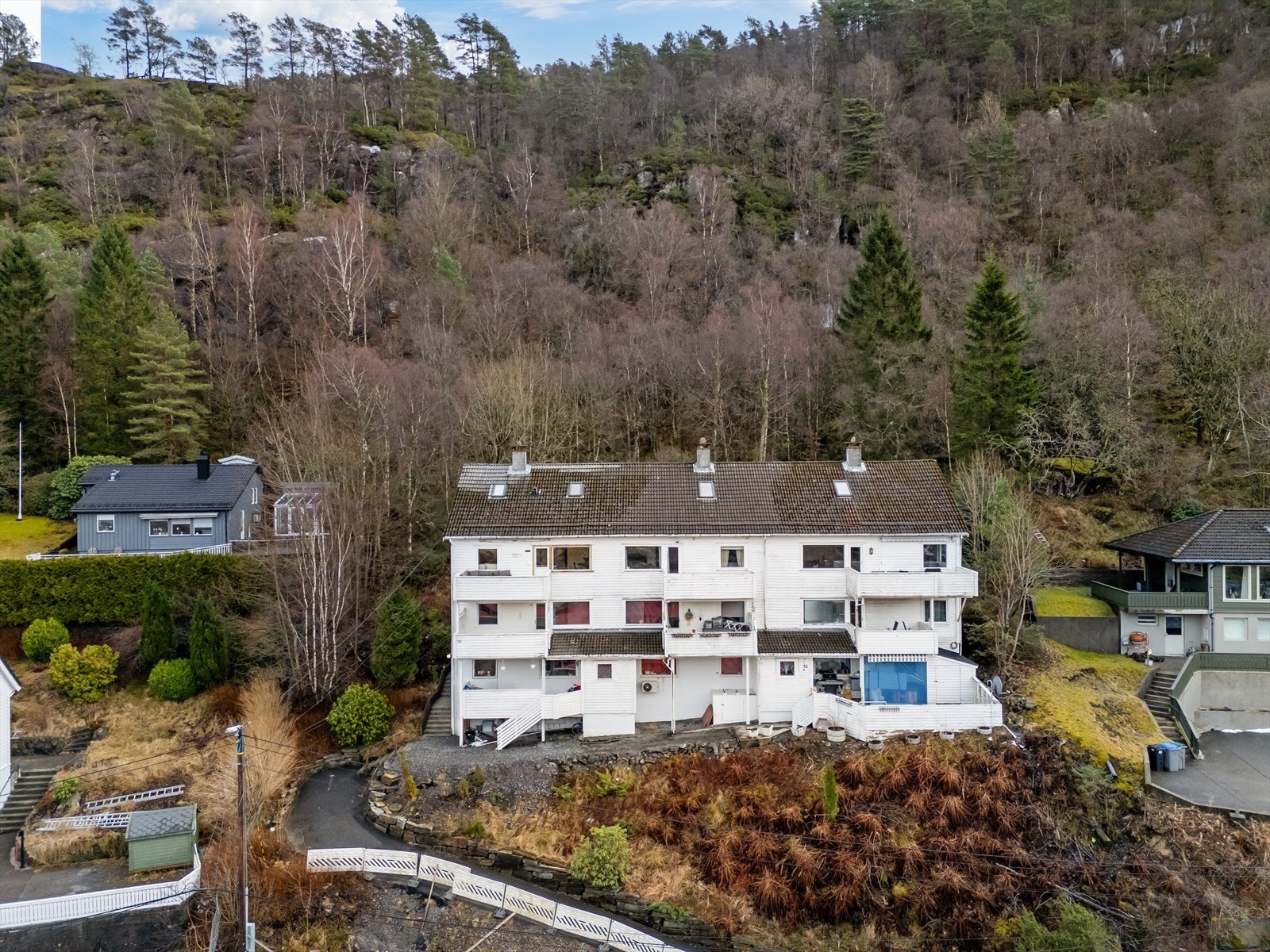 Nærområdet byr på flere flotte turområder, b.la. Damsgårdsfjellet, Holefjellet og Lyderhorn. Området kan også skilte med flere flotte turstier og badeplasser som ved Nipedalen eller ved Tennebekk. Galleribilde