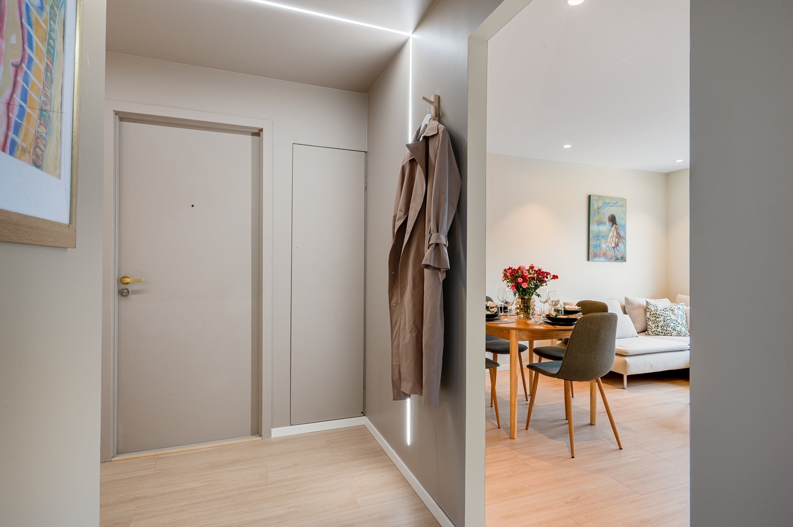 Fra entréen er det adkomst til leilighetens oppholdsrom - en lys og luftig stue på 20 m². Galleribilde