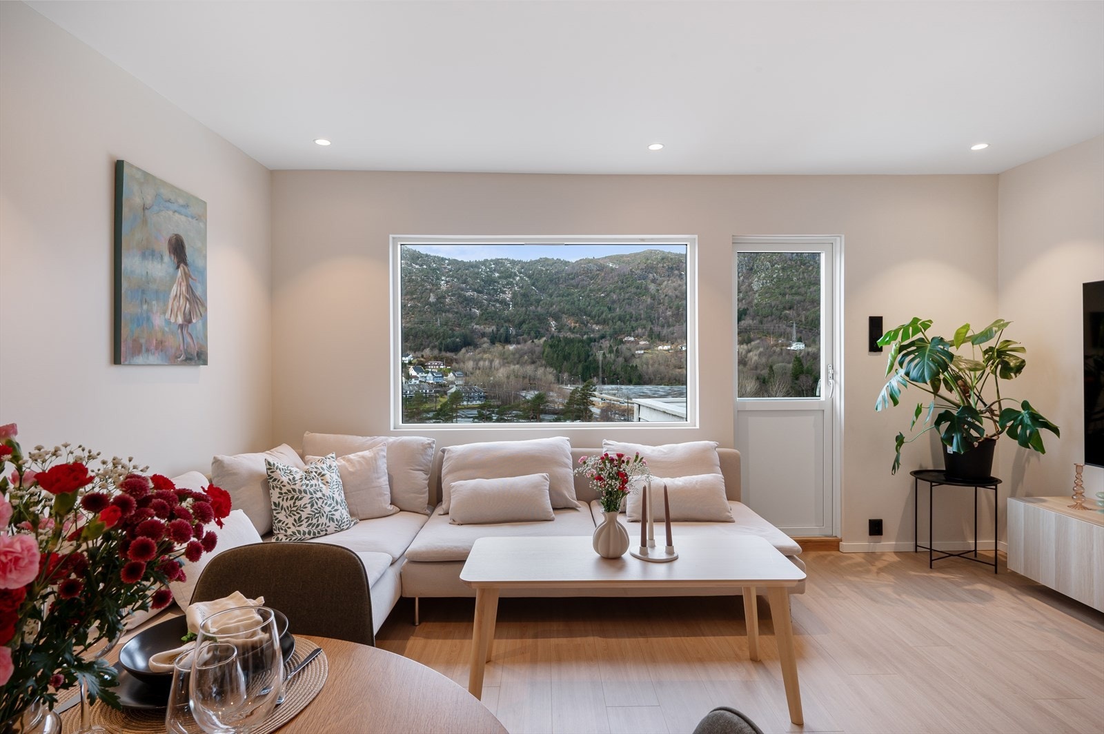 Leiligheten byr også på varmefolie i alle gulv (foruten bad) samt også smartstyring på lys og varme som kan styres via app på telefon. Galleribilde