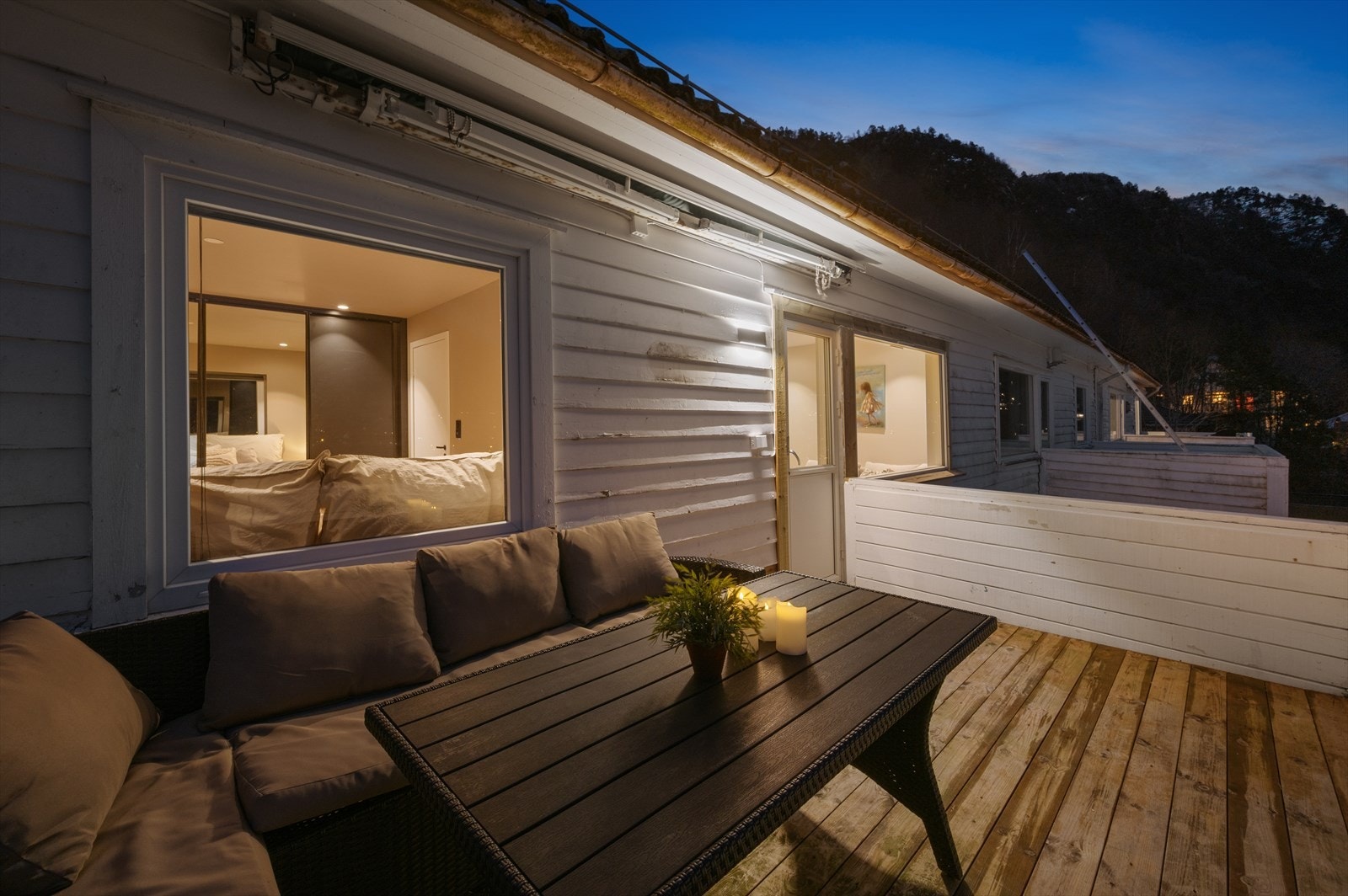 Terrassen er like innbydende på kveldstid - her kan du nyte lune kvelder i behagelige omgivelser. Galleribilde