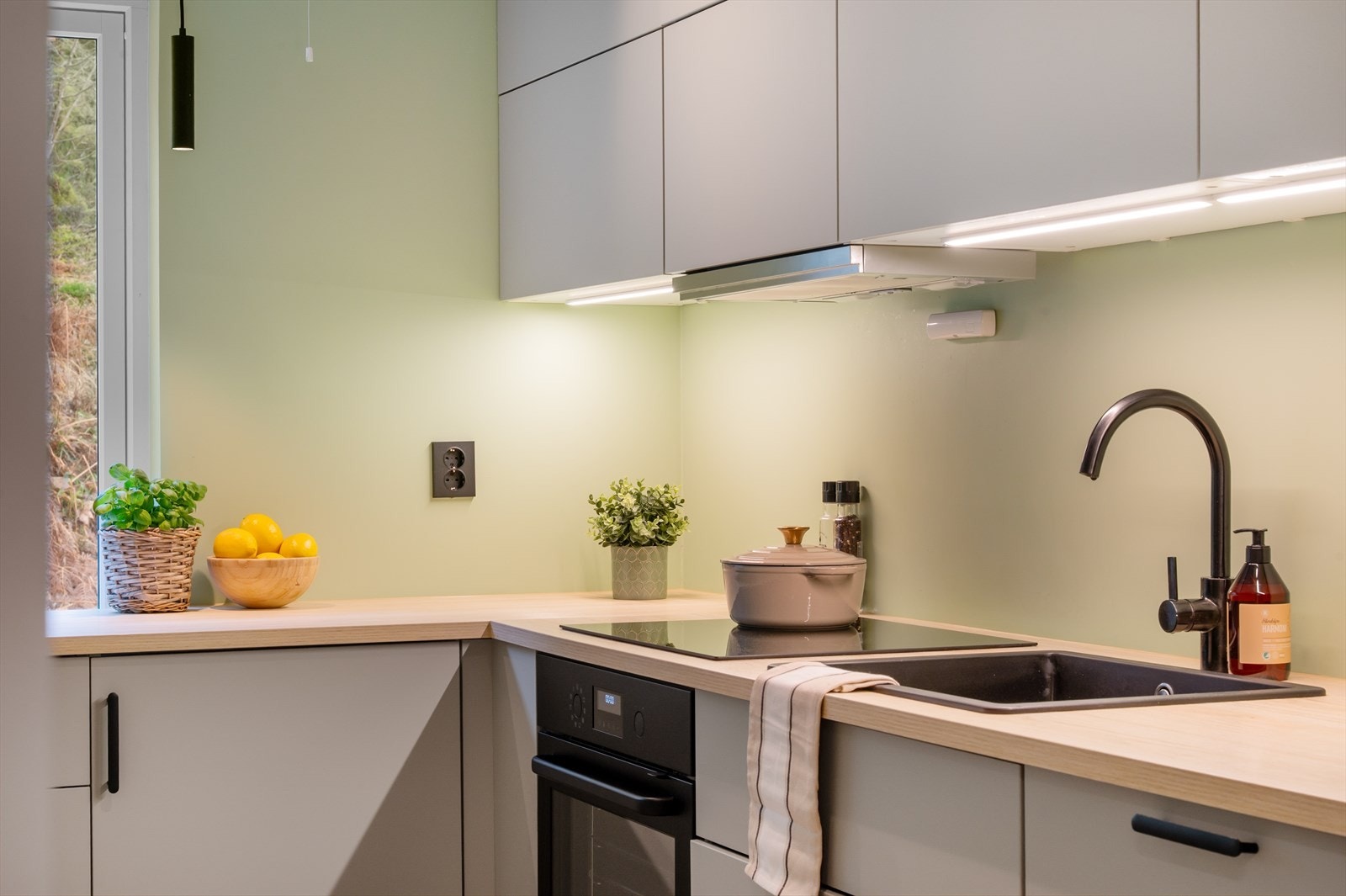 Ellers er kjøkkenet velutrustet med integrerte hvitevarer, som selvsagt følger med. Kjøleskap medfølger også salget. Galleribilde