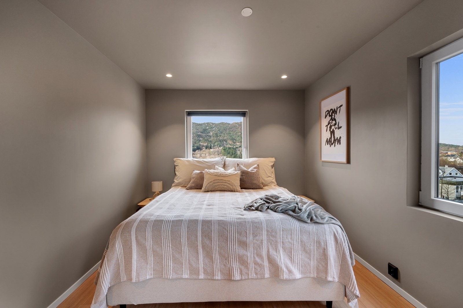 Det er god plass til seng av ønsket størrelse samt tilhørende soveromsmøblement. Galleribilde