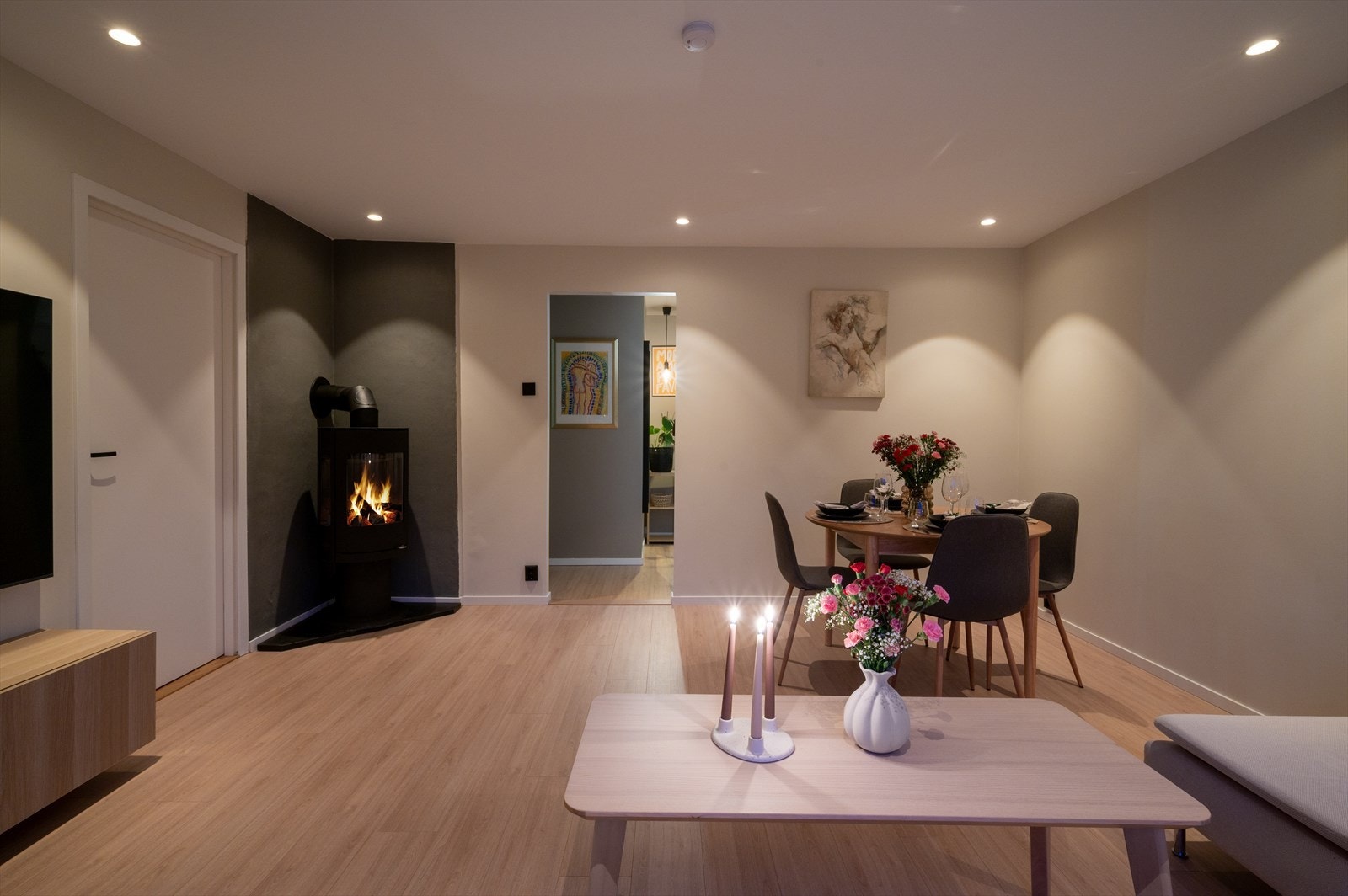 TV-skap som er montert i stuen medfølger salget. Galleribilde