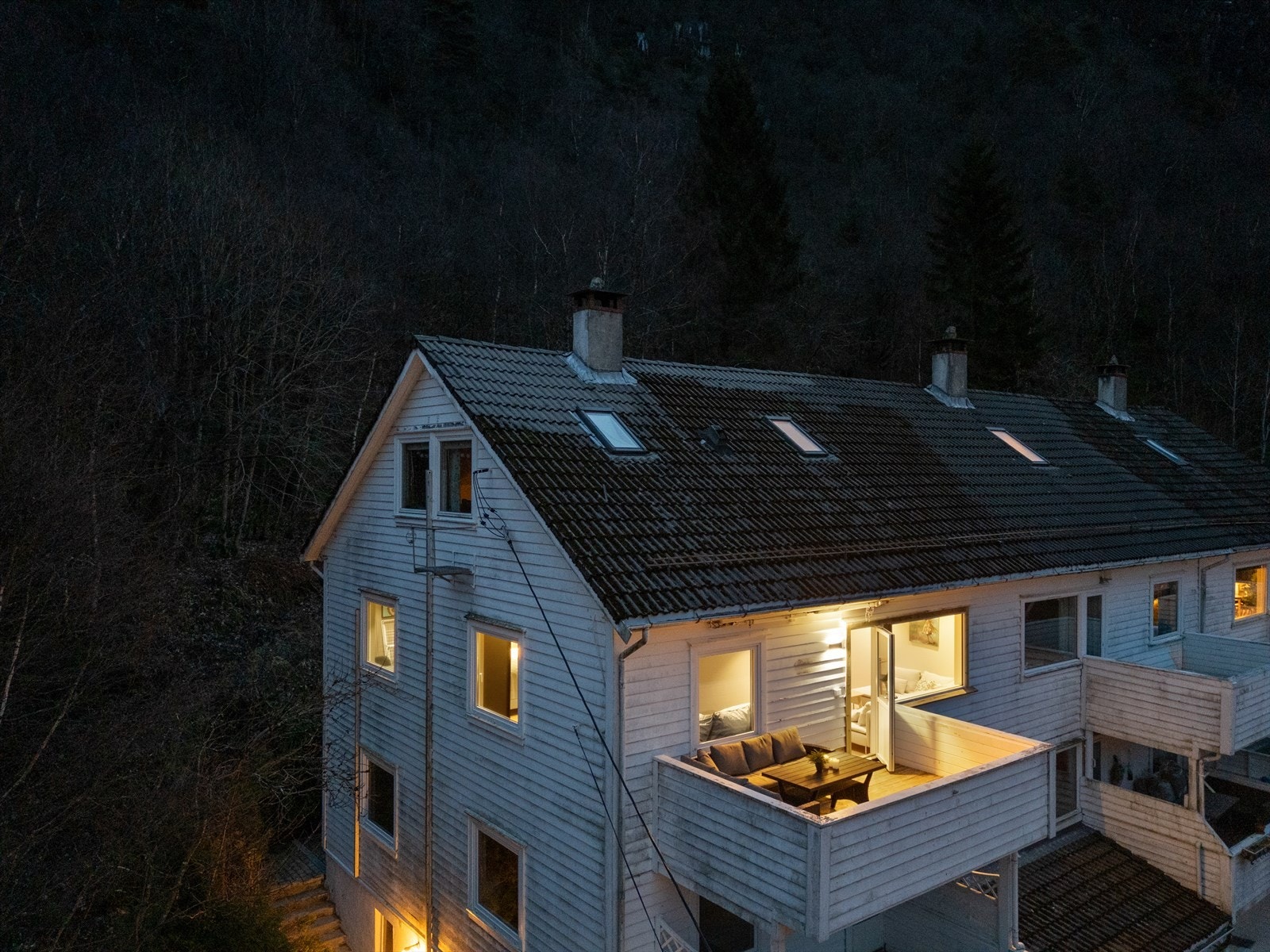 Leiligheten ligger fint til i byggets andre etasje og har adkomst via felles trappeoppgang. Galleribilde