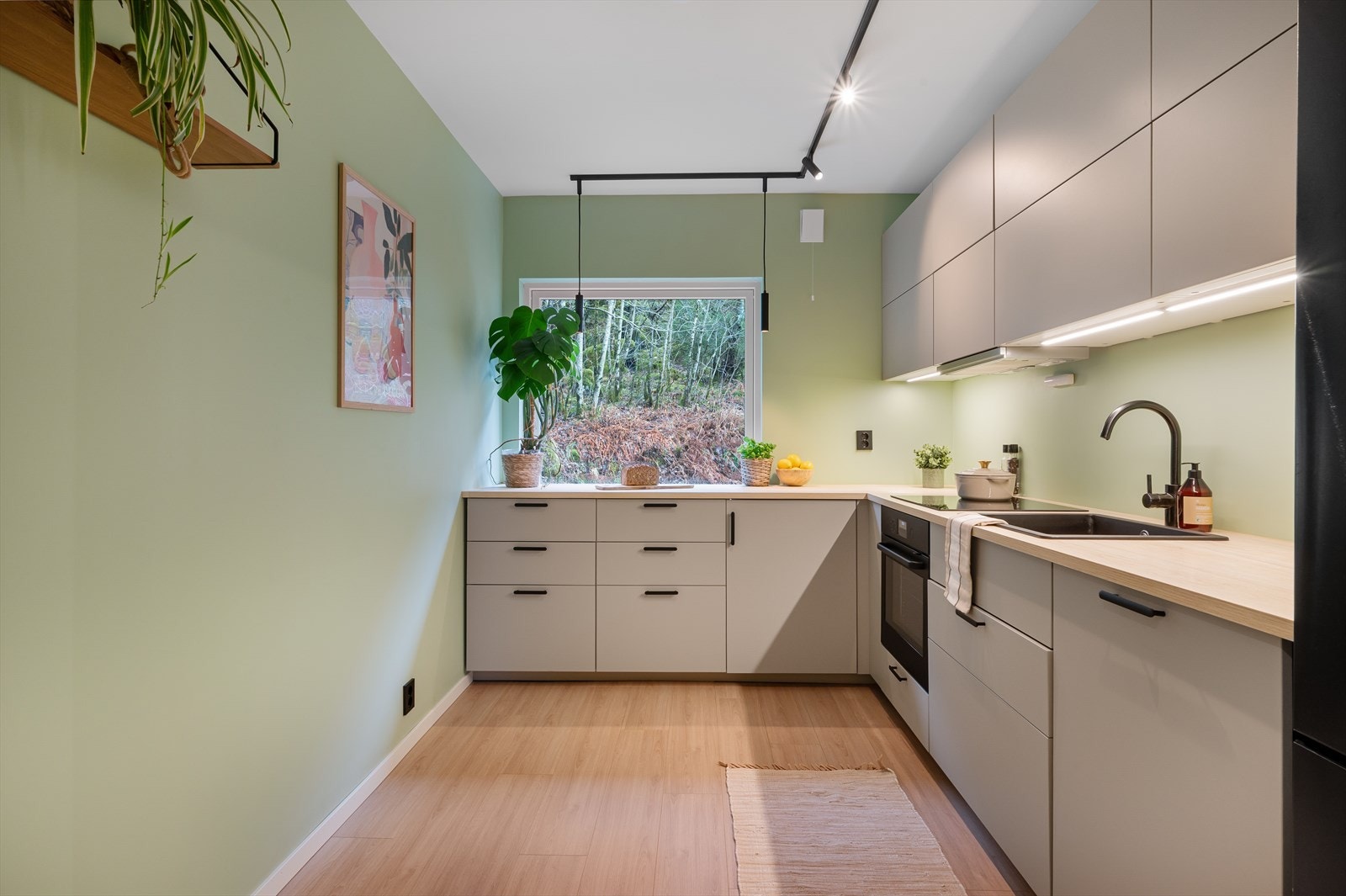 Det er installert vannstoppsystem og komfyrvakt, samt er det integrert kjøkkenventilator med avtrekk. Galleribilde