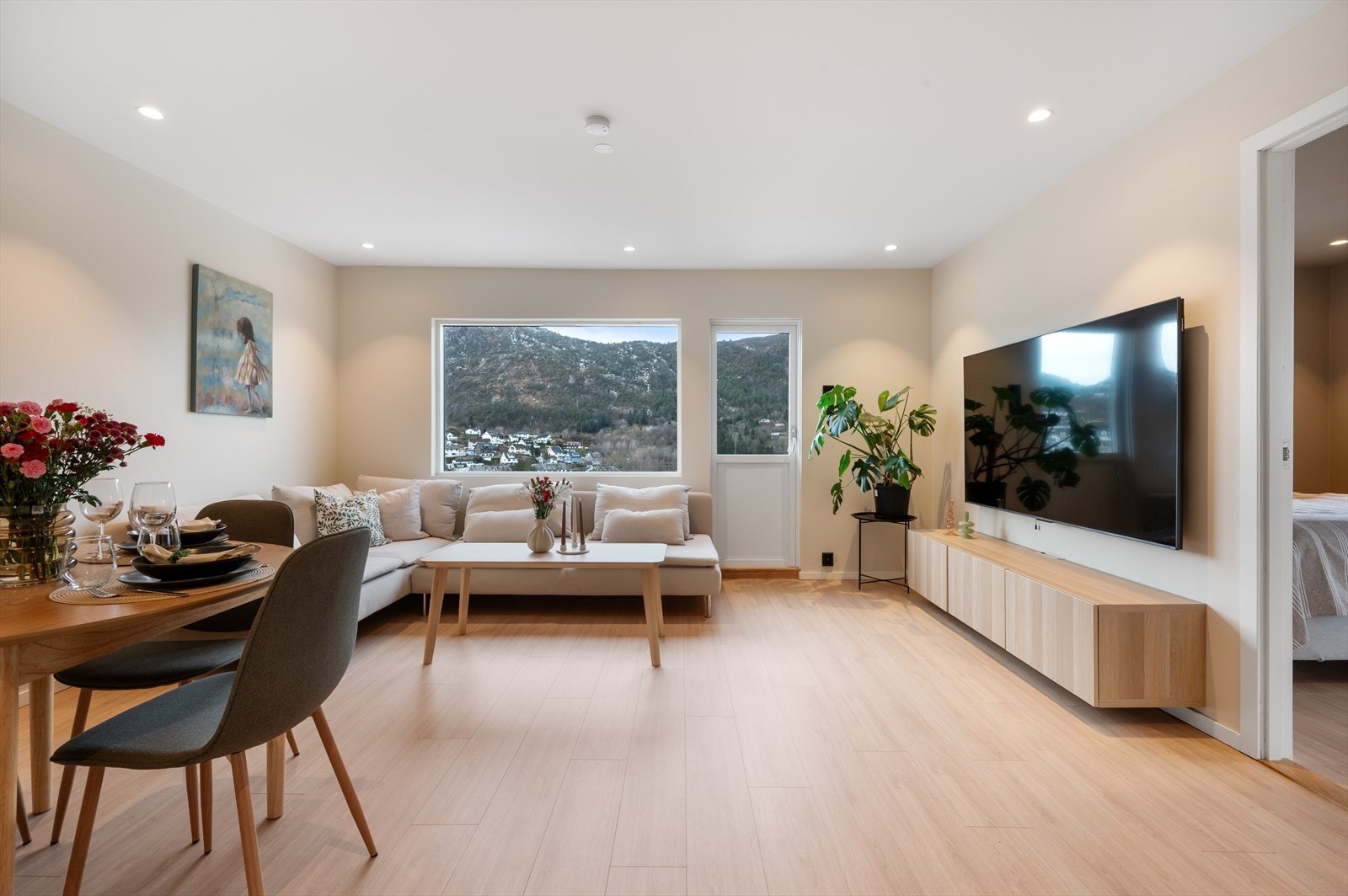 Store vindusflater og rikelig med naturlig lysinnslipp skaper en trivelig atmosfære og bidrar til en økt romfølelse. Galleribilde