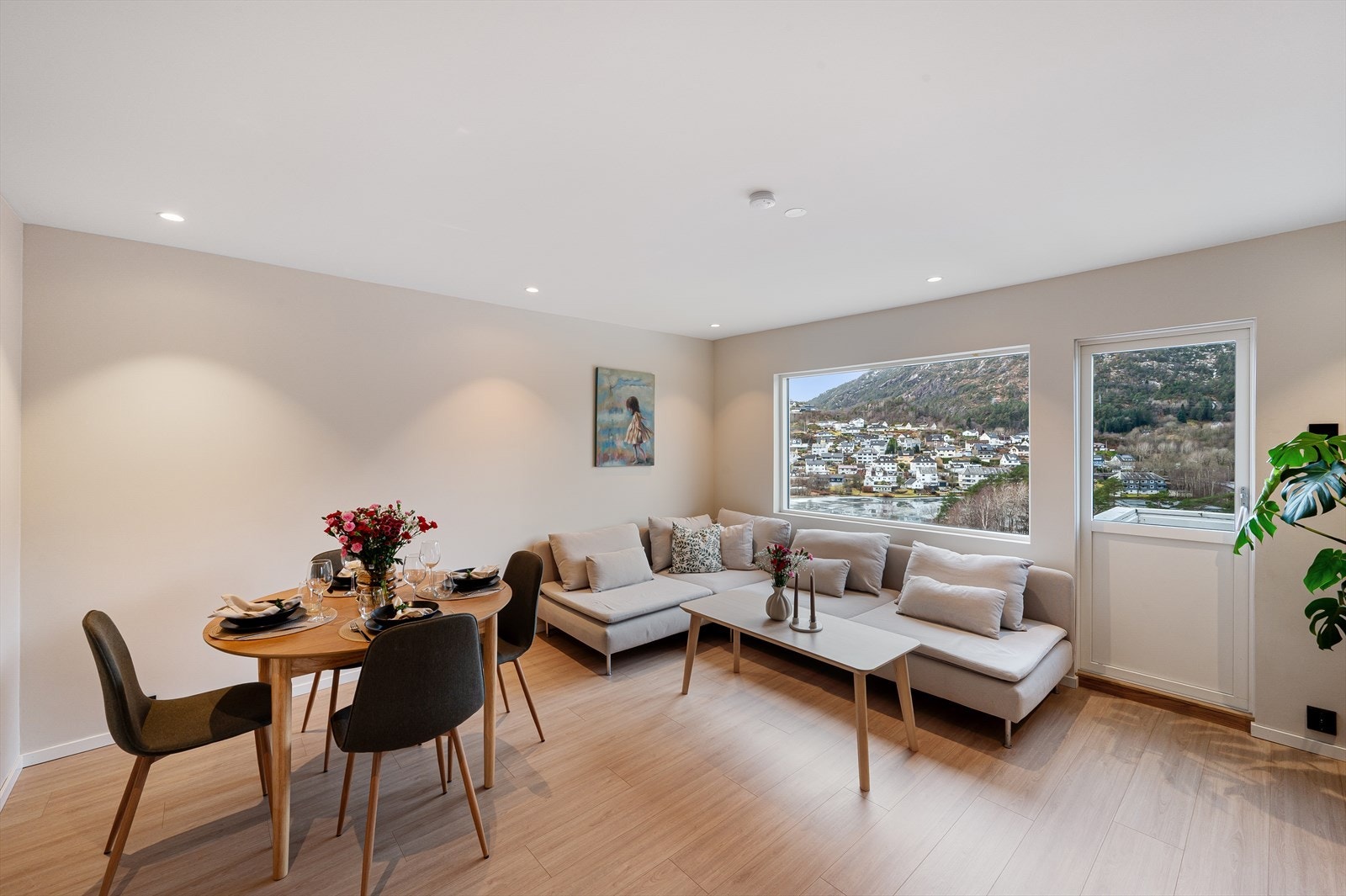 Eiendomsmegler Norge v/ Thomas Wahl har gleden av å presentere Lyngbøveien 90, en meget pen og påkostet 3-roms leilighet med solrik balkong, nydelig utsikt og sentral beliggenhet på Lyngbø! Galleribilde