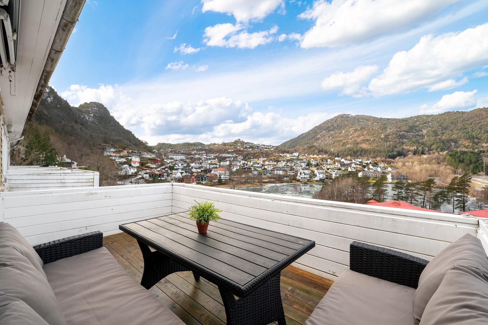 Herfra kan man nyte gode solforhold og nydelig utsikt over nærområdet! Galleribilde