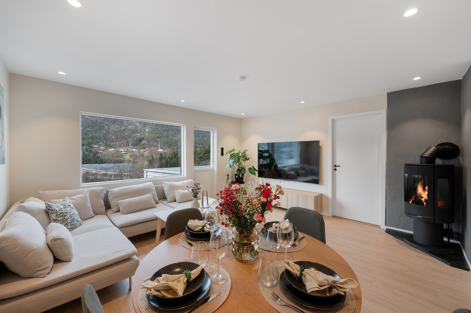 De siste årene har leiligheten blitt betydelig oppgradert og kan skilte med kvaliteter som blant annet nytt laminatgulv og nymalte overflater fra 2024-2025. Galleribilde