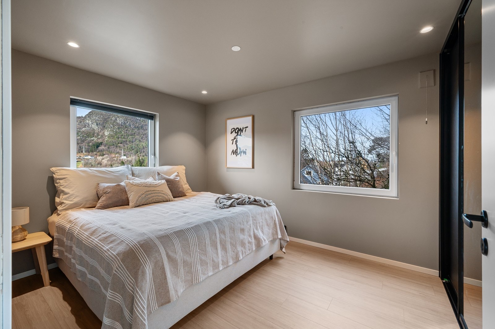 Det er også plass til en praktisk garderobeløsning som gir godt med oppbevaringsplass, men uten å ta unødvendig plass fra rommet. Galleribilde