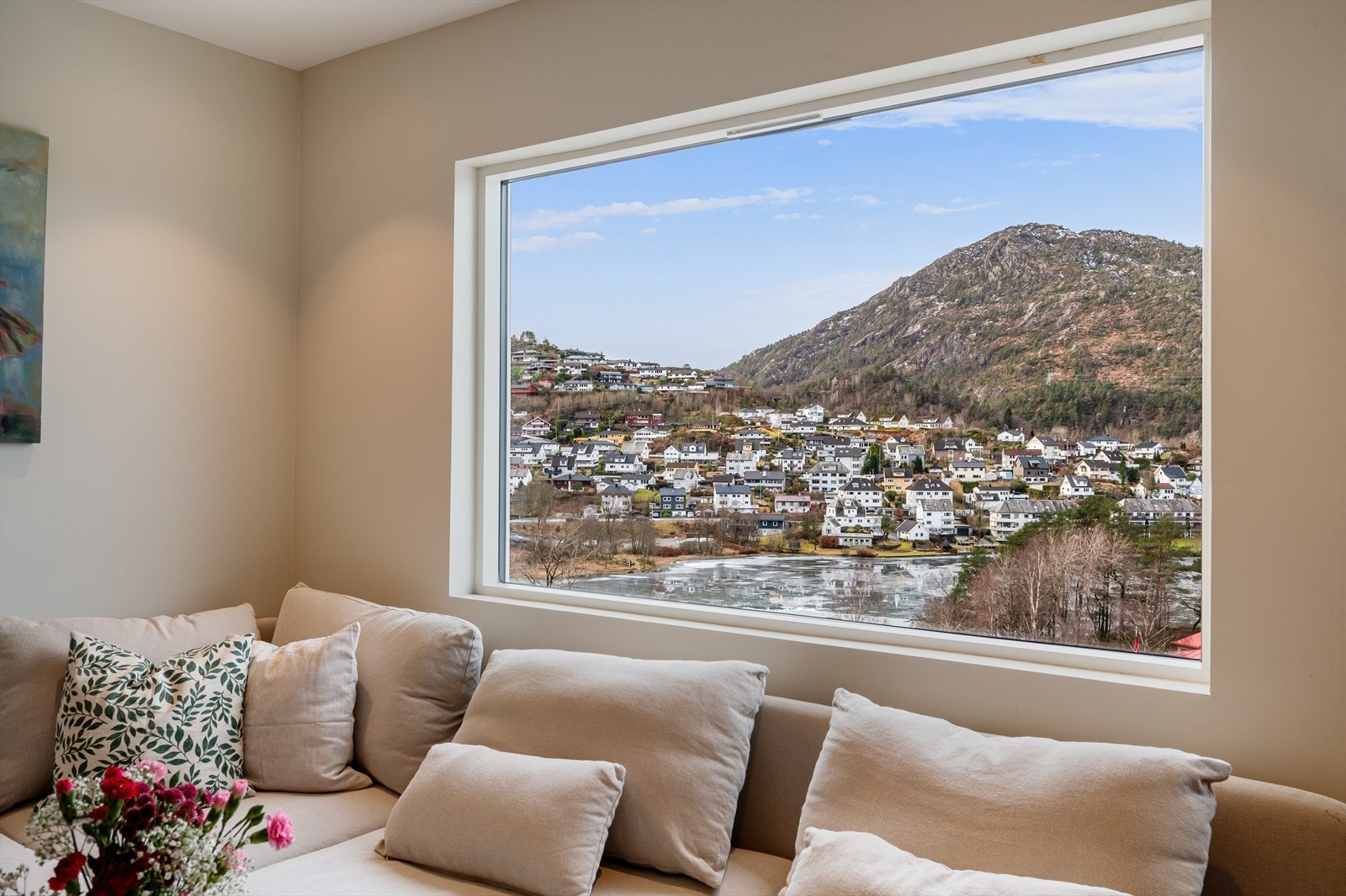 Fra stuen kan man nyte vakker utsikt over nærområdet! Galleribilde