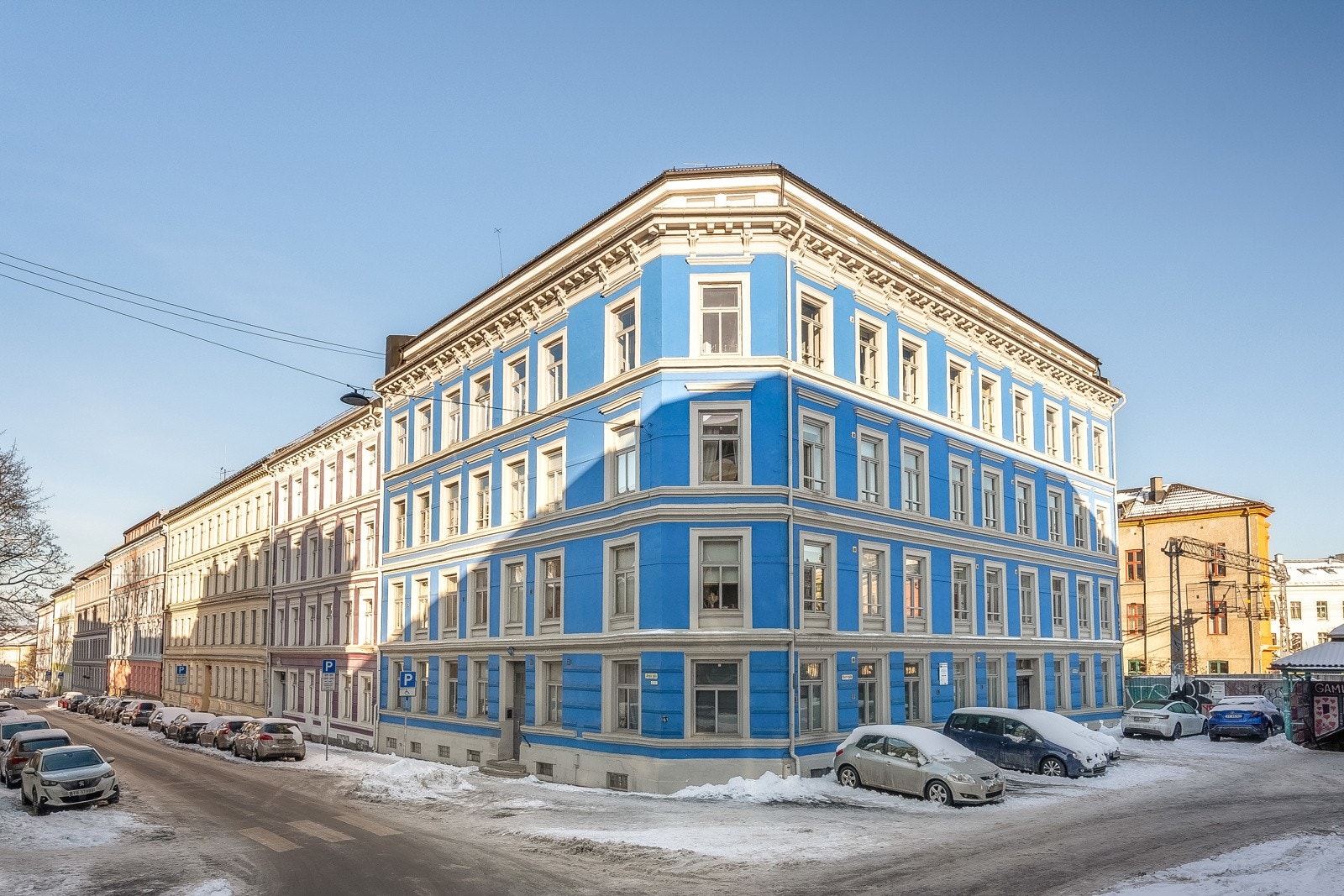 Leiligheten har en attraktiv beliggenhet i Gamlebyen, og Oslo sentrum kun en spasertur unna. Her bor du sentralt med nærhet til restauranter, kaféer og parker. Galleribilde