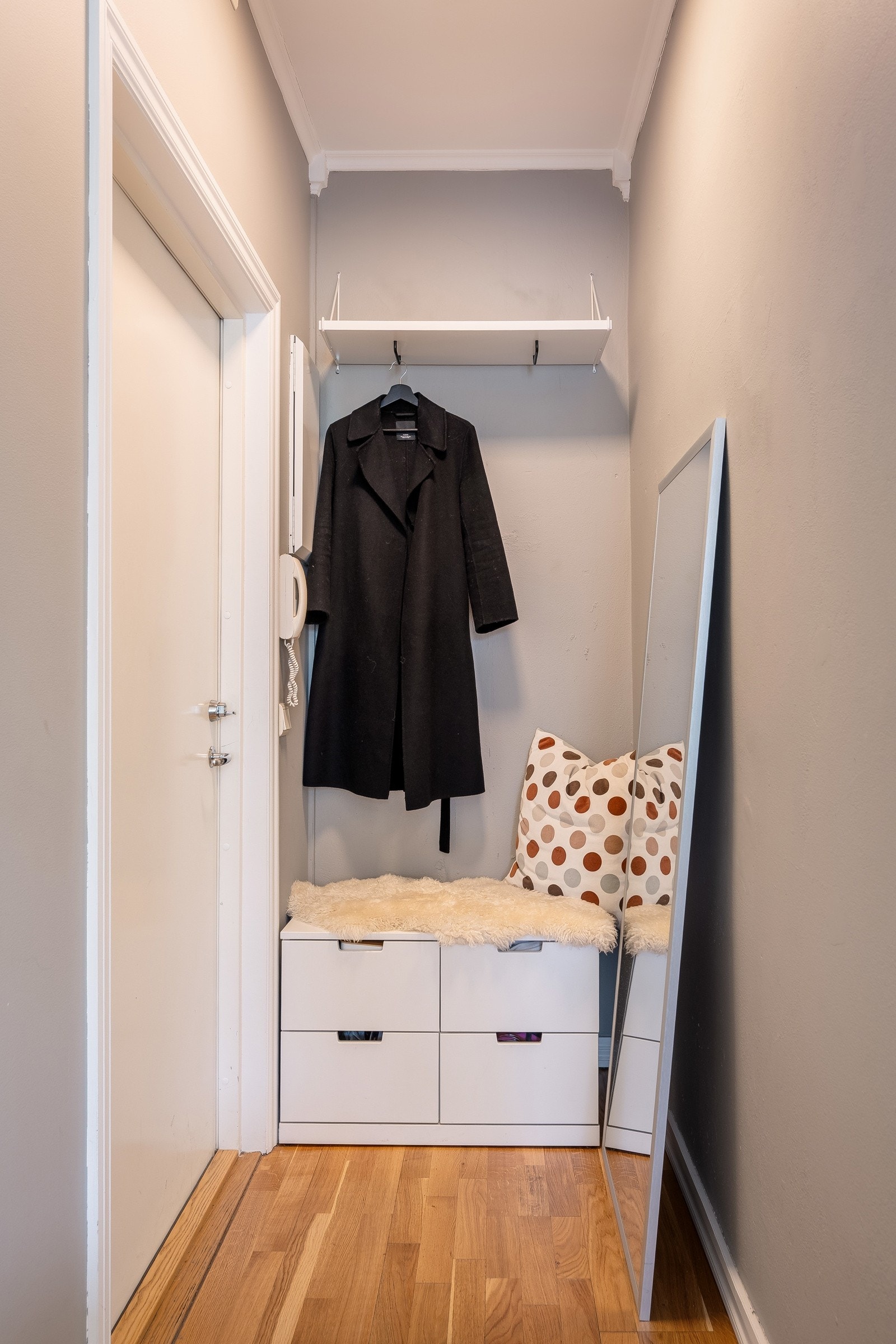 Du ønskes velkommen inn i en lys entré med plass til sko og oppheng av yttertøy. Sikringsskap med automatsikringer montert på vegg. Nytt calling-system for ringeklokke med mulighet for å åpne døra via app. Galleribilde