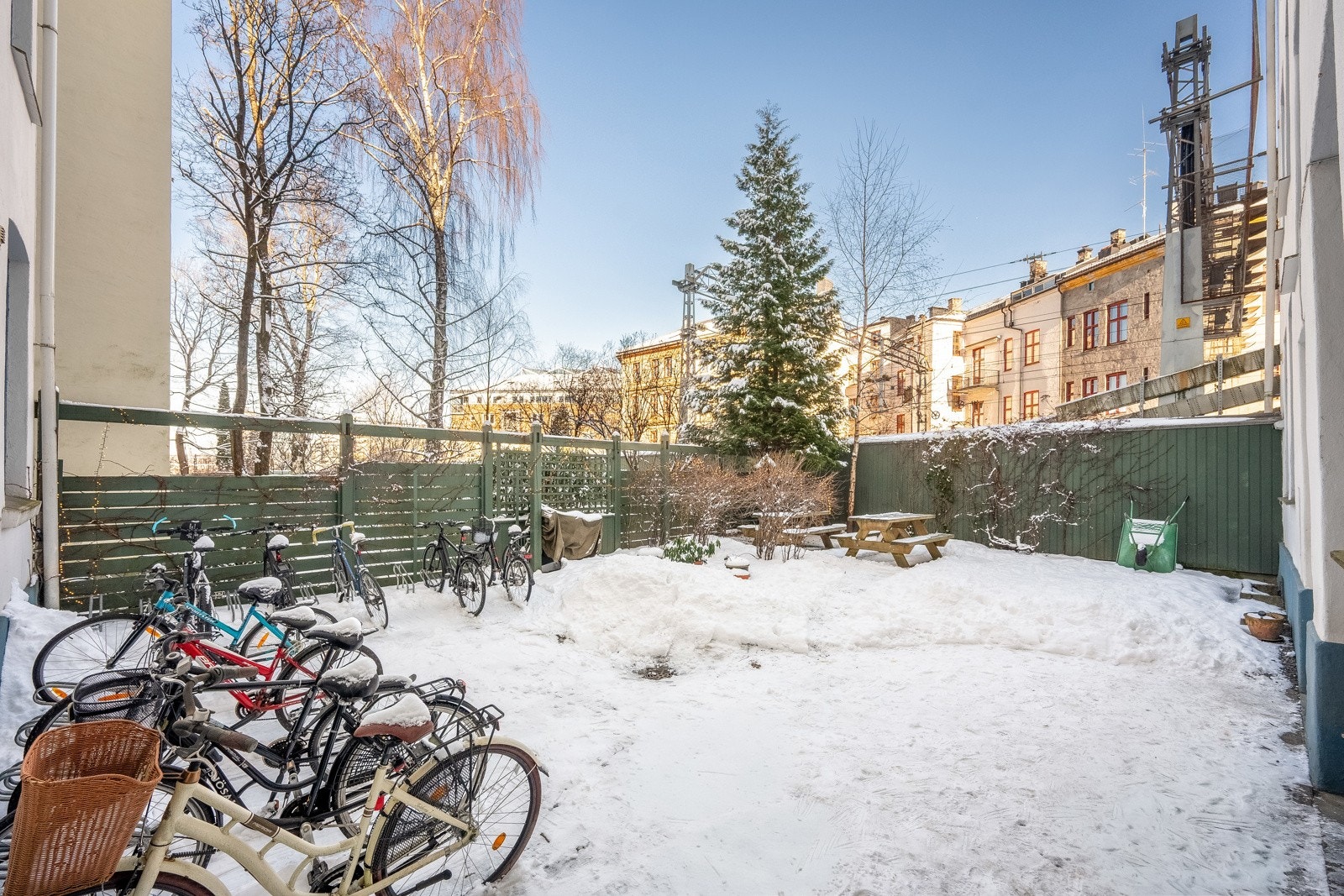 Utearealene er blant annet opparbeidet med internveier, plen, trær, busker, sittegrupper, sykkelparkering og biloppstillingsplasser. Galleribilde