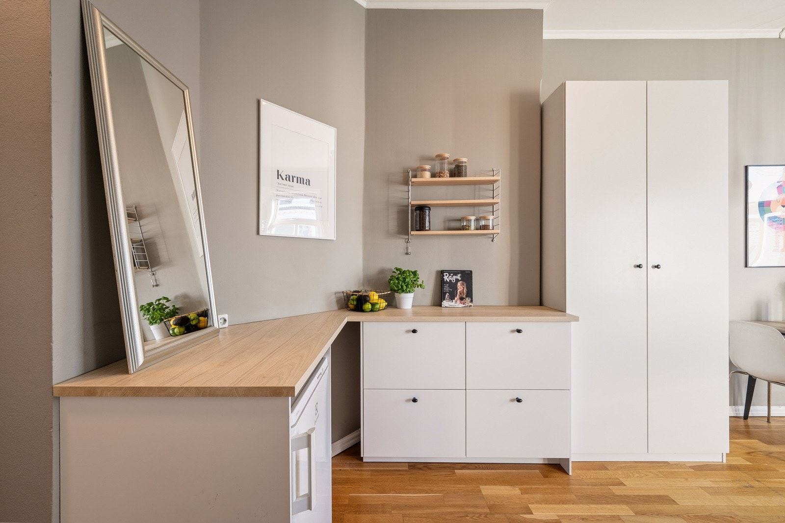 Kjøkkenet er utstyrt med medfølgende hvitevarer som frittstående komfyr med platetopp, integrert kjøleskap og frittstående fryser. Galleribilde