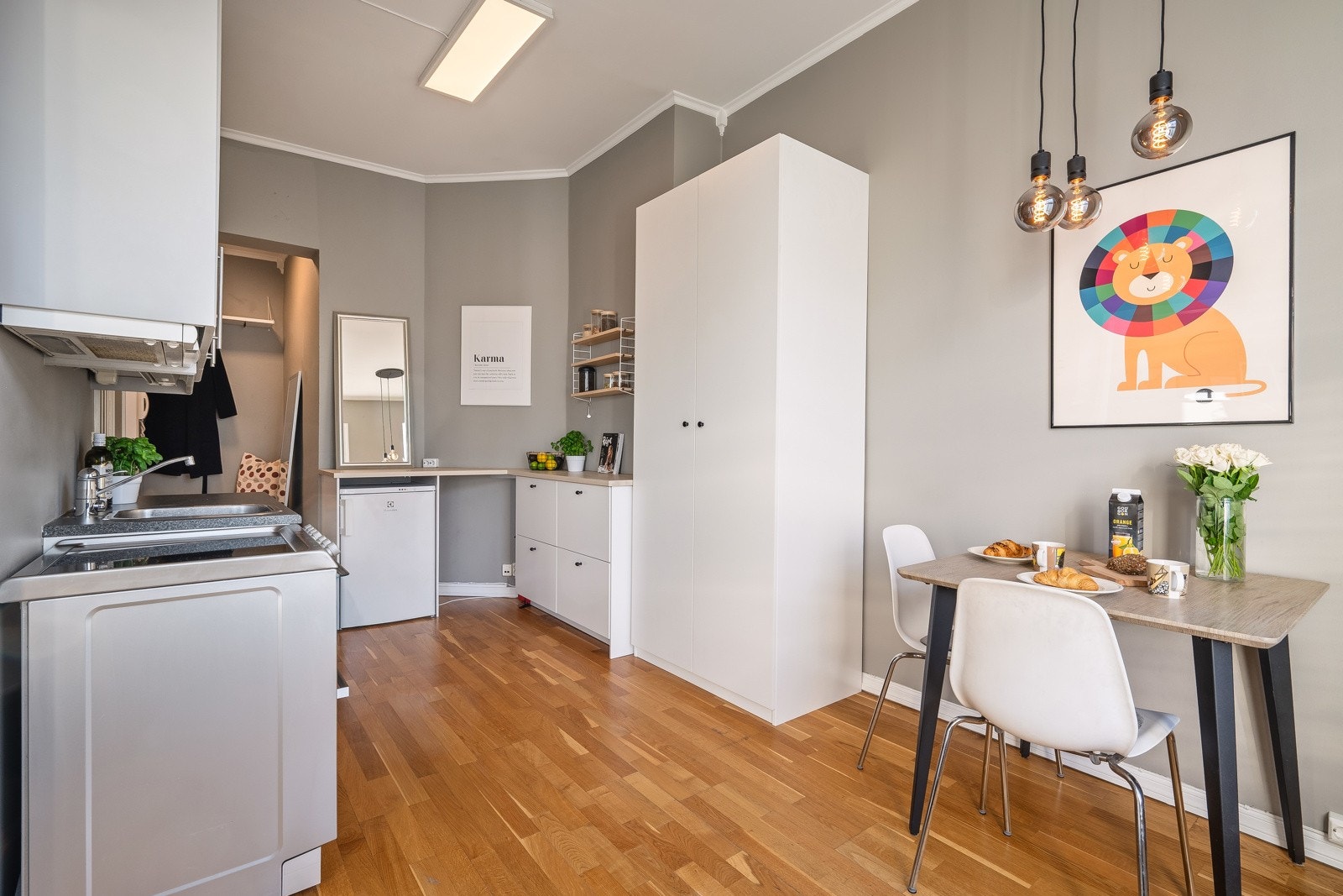 Lys kjøkkeninnredning med god benkeplass. Innredningen har hvite glatte fronter laminert benkeplate med nedfelt oppvaskkum. Galleribilde