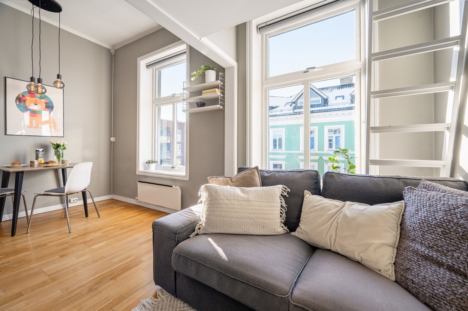 Vinduene har fine brede vinduskarmer for planter og dekor, samt innvendig solskjerming. Galleribilde