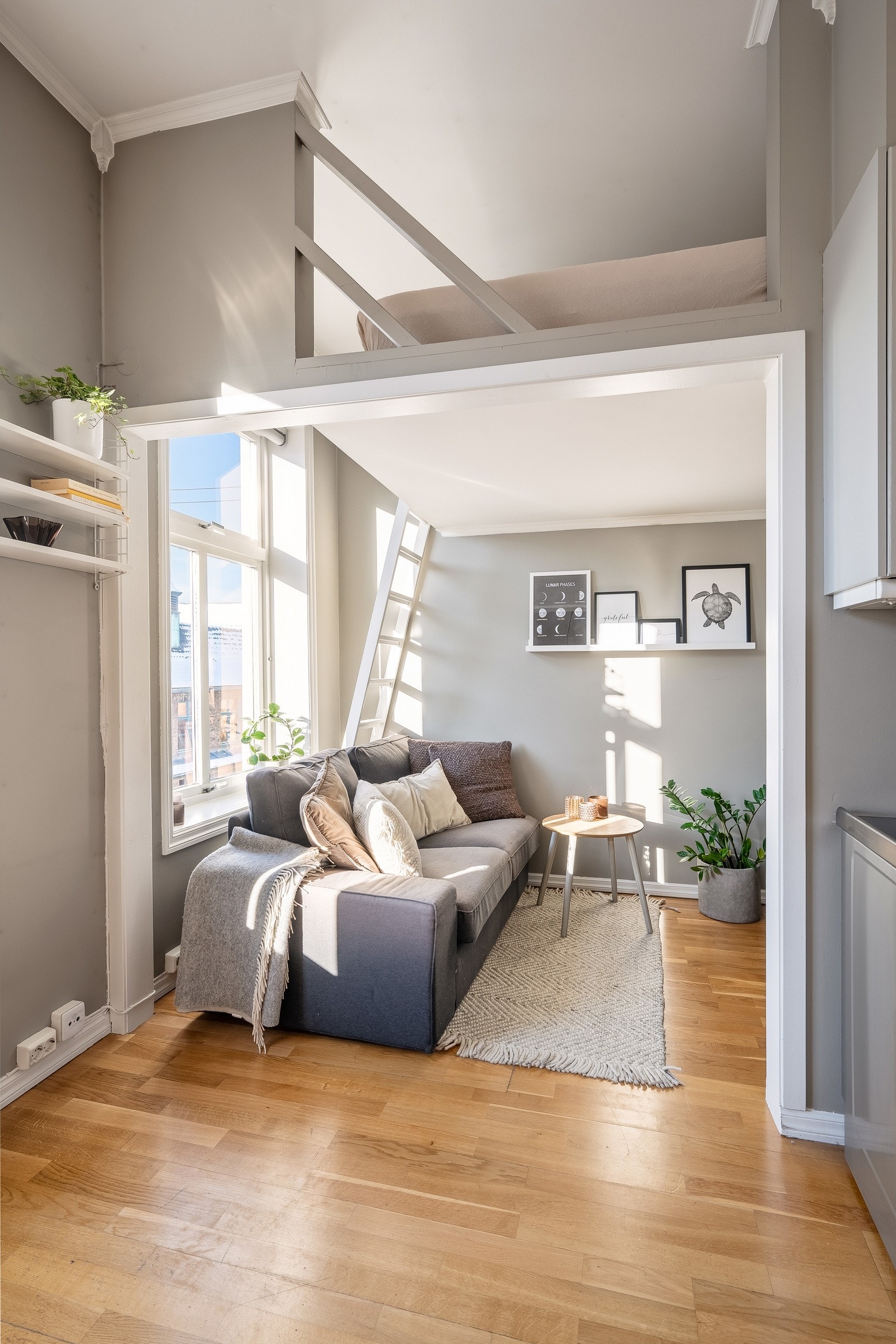 Den gode takhøyden er smart utnyttet med en praktisk sovehems med gulvareal på ca. 5m². Galleribilde