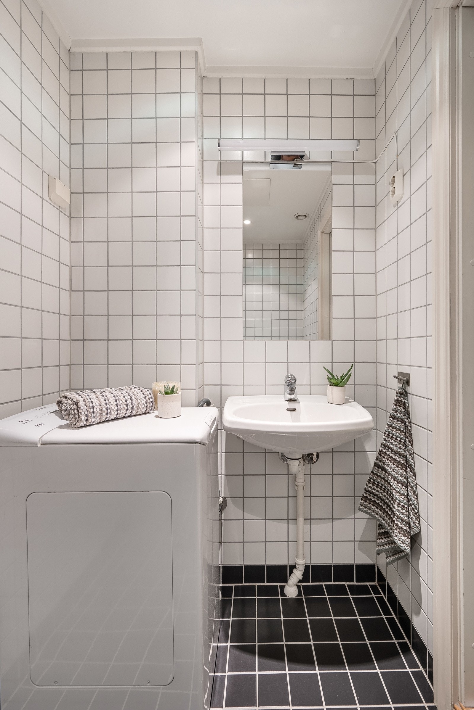 Leiligheten har et lyst og moderne flislagt baderom fra 2005. Baderommet har mørke fliser på gulv med gulvvarme, lyse fliser på veggene og downlights i himlingen. Galleribilde