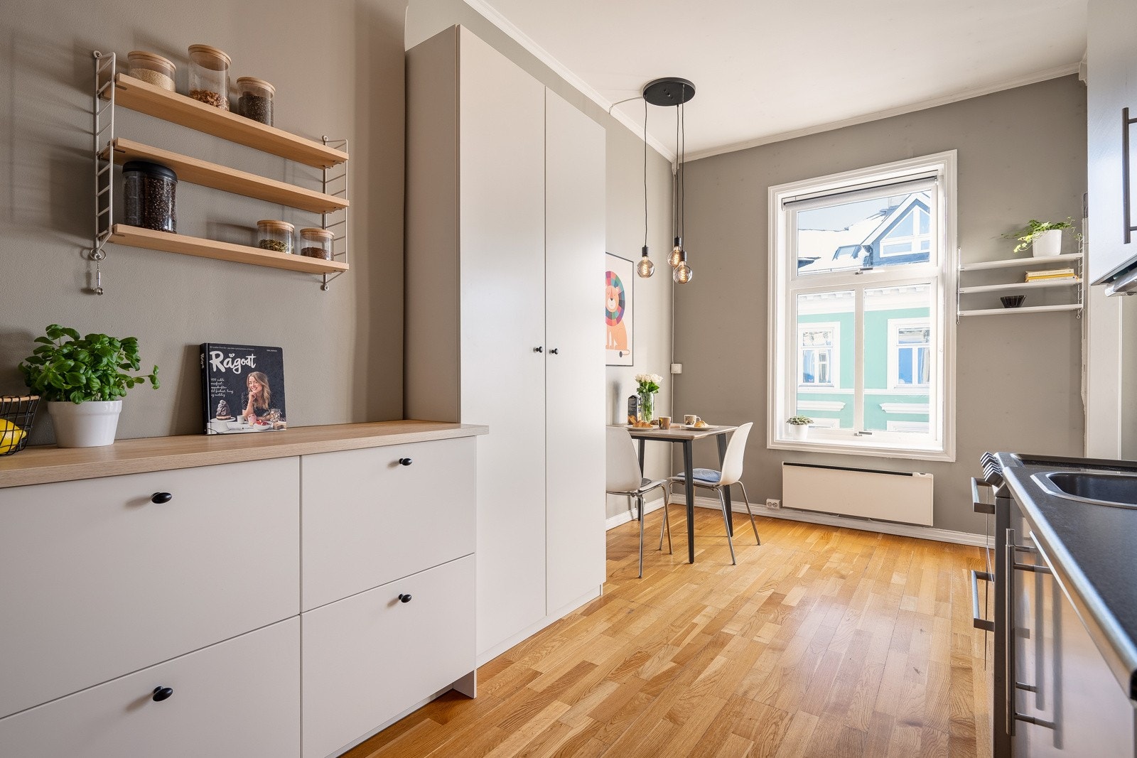 En lys og pen 1-roms leilighet i en flott klassisk bygård fra 1890. Galleribilde