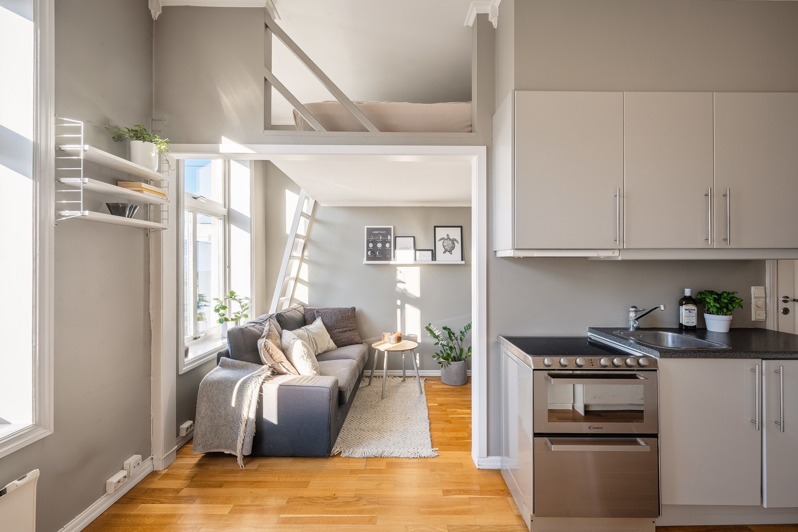 Lysinnslippet sammen med den gode takhøyden på ca. 3 meter bidrar til en god og luftig romfølelse. Galleribilde