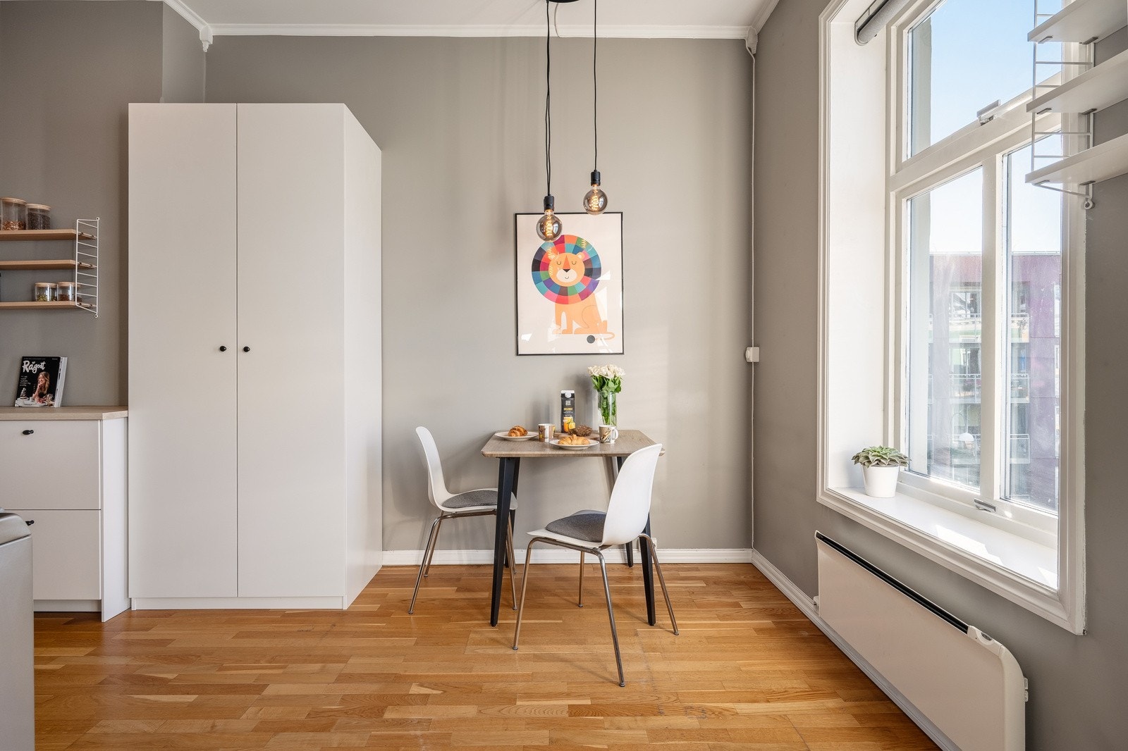 Både kabel-tv, bredbånd, varmtvann og á-konto strøm er inkludert i felleskostnadene, Galleribilde