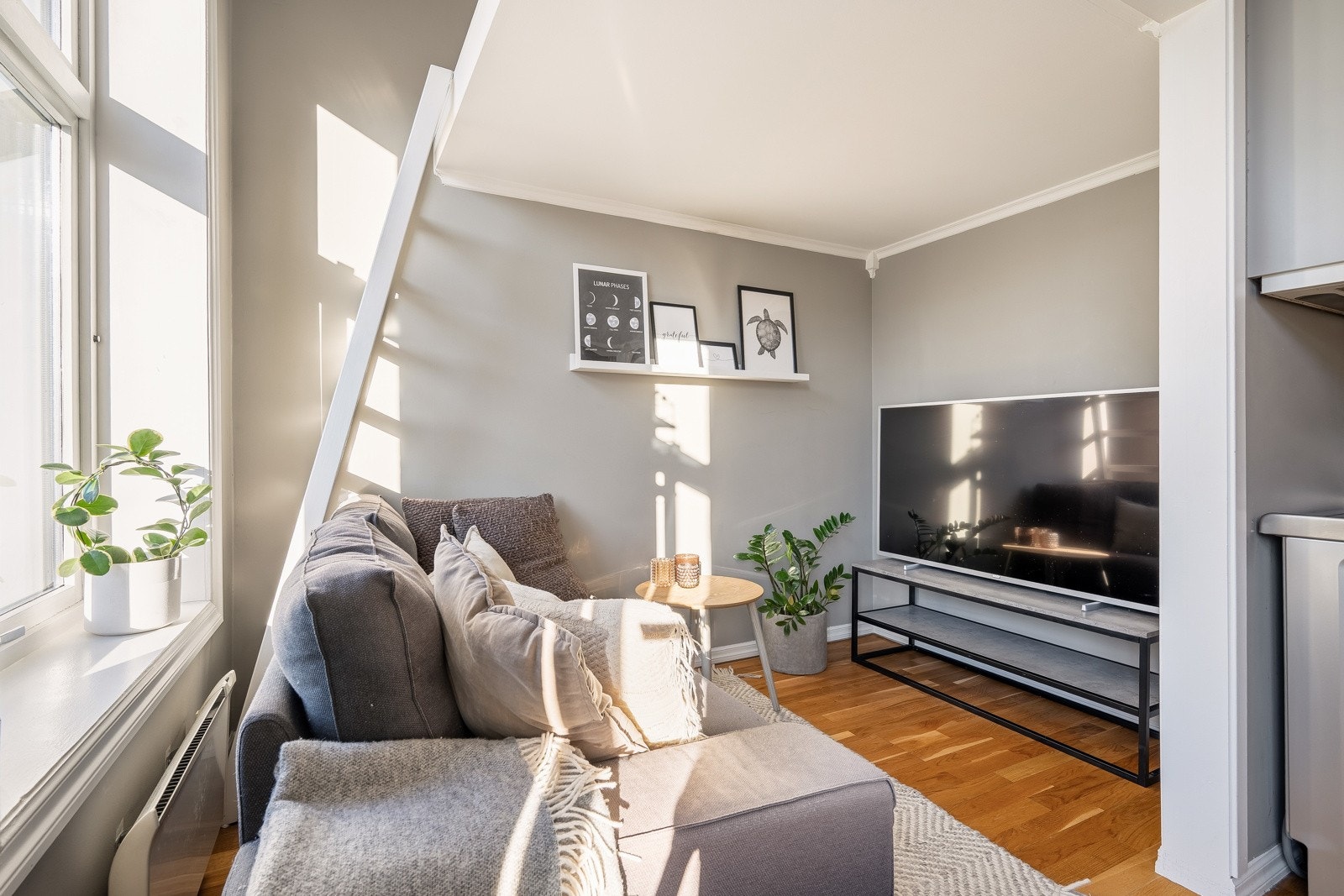 Stuen er enkel å møblere med sofa med salongbord, mediemøblement med tv og et spisebord i tilknytning til kjøkkenet. Galleribilde