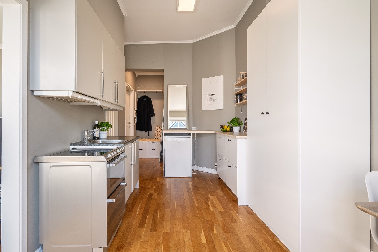 Praktisk med belysning under overskapene. Galleribilde