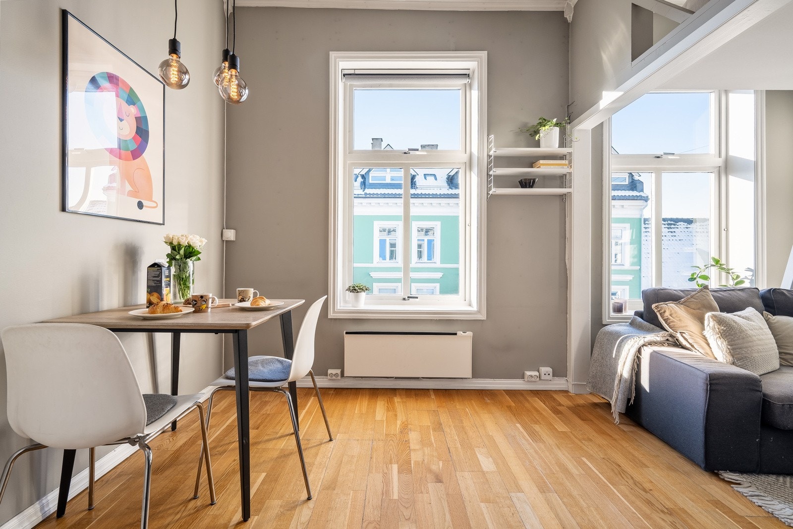 Beliggenheten i byggets 4. etasje med to store klassiske vinduer sørger for rikelig med naturlig lys. Galleribilde