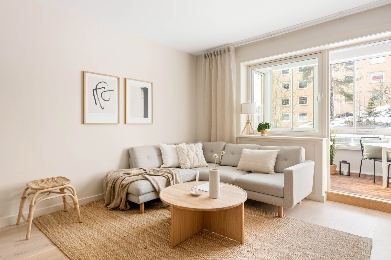 Store vindusflater gjør rommet lyst og luftig Galleribilde