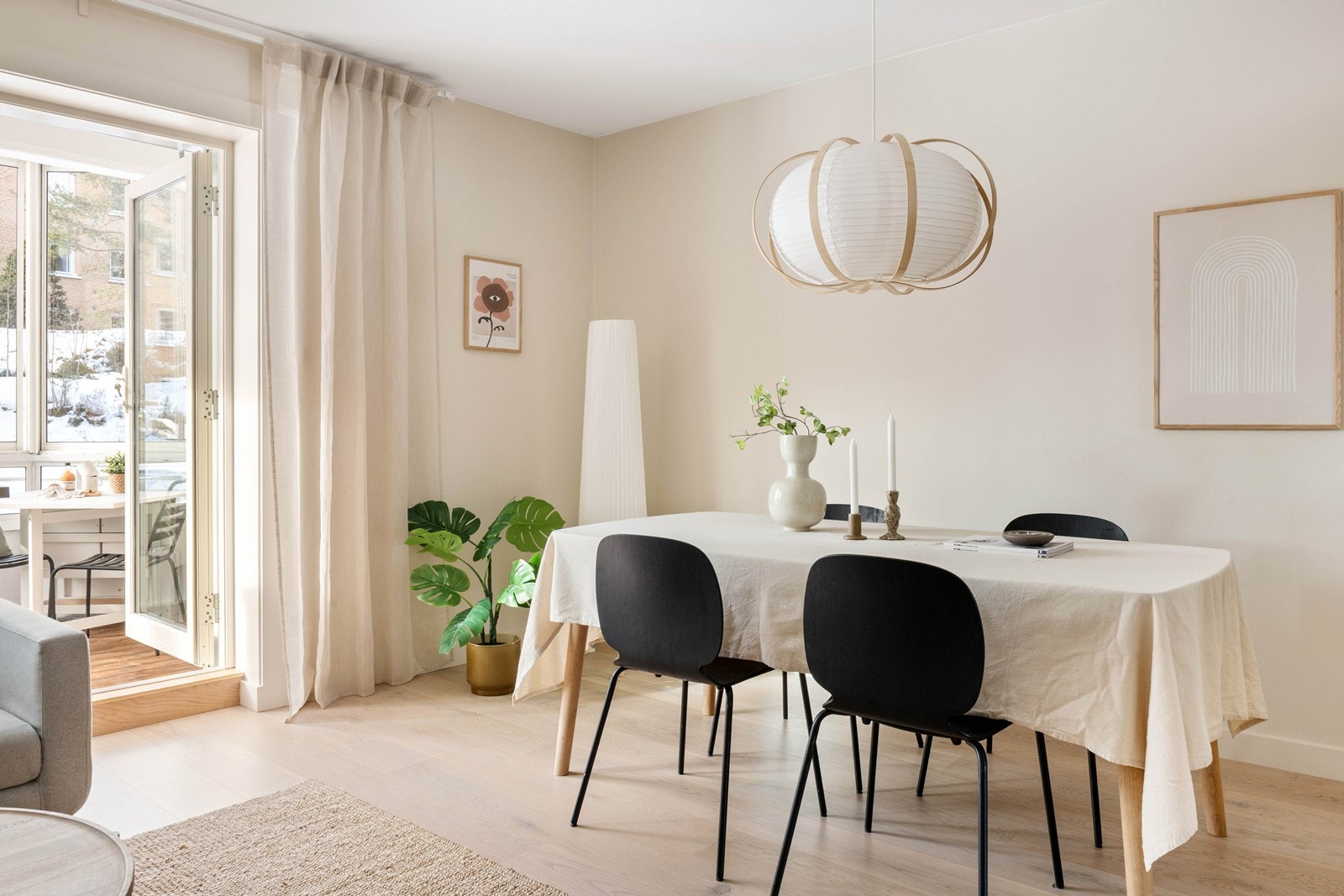 Lys og hyggelig stue med plass til både stue- og spisestueinnredning Galleribilde