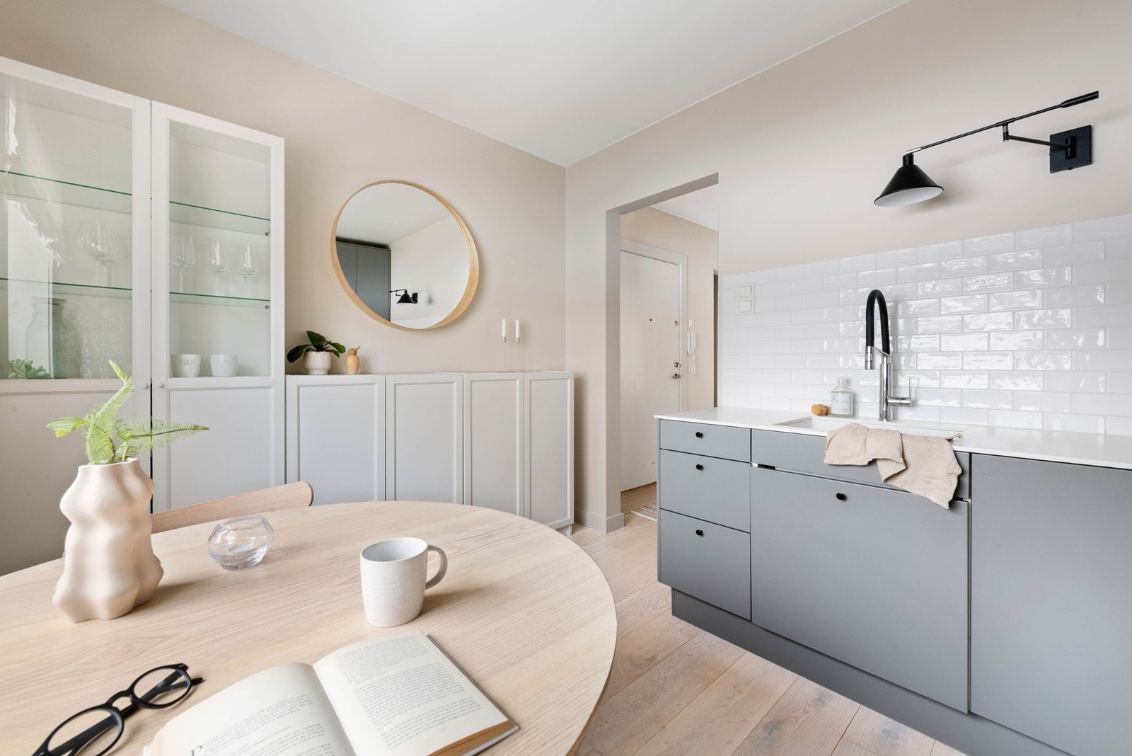 Lys under overskap og fliser på vegger over benk Galleribilde