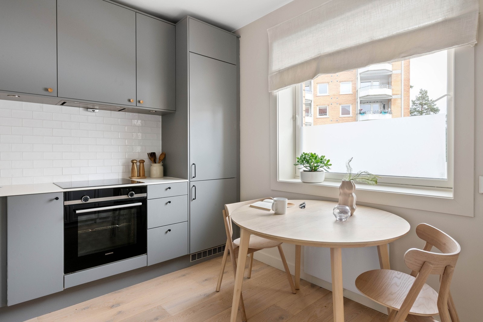 Lyst og strøkent kjøkken i separat rom Galleribilde