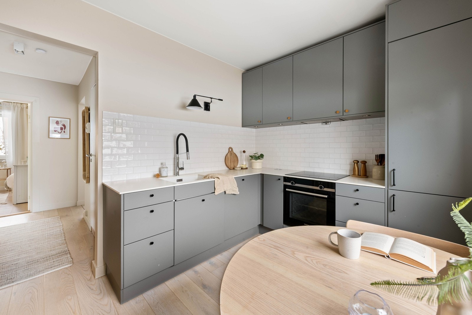 Kjøkkenet ble oppgradert i 2018 og er godt utstyrt med integrert hvitevarer Galleribilde