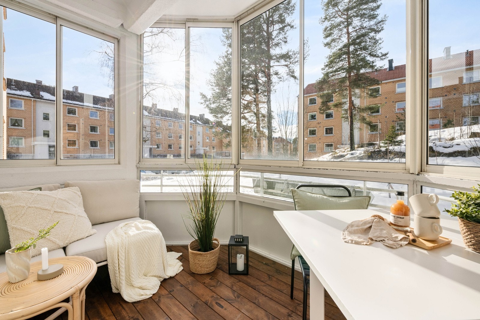 Balkongen fungerer som en naturlig forlengelse av stuen i sommermånedene Galleribilde