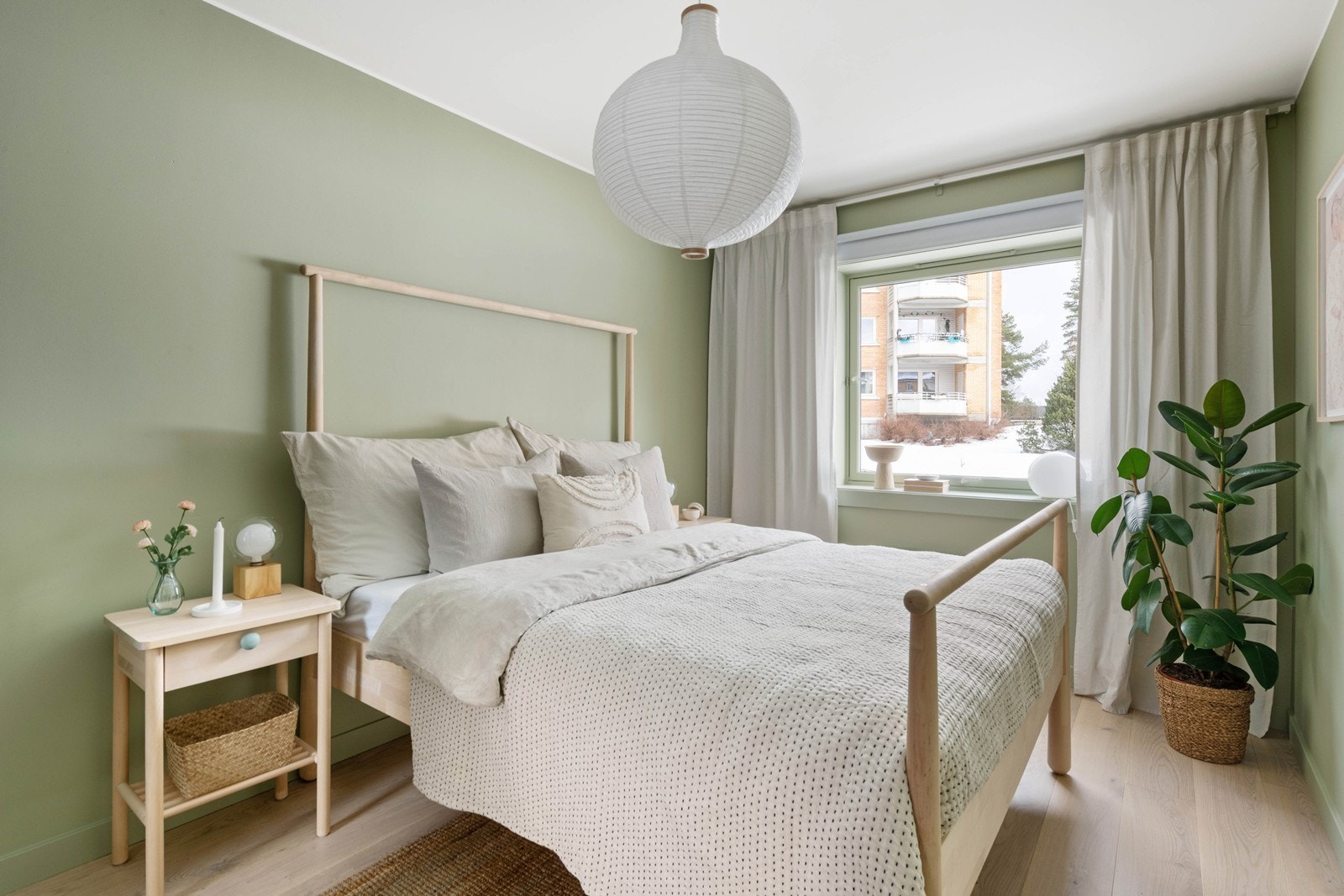 Romslig hovedsoverom med garderobeløsning Galleribilde