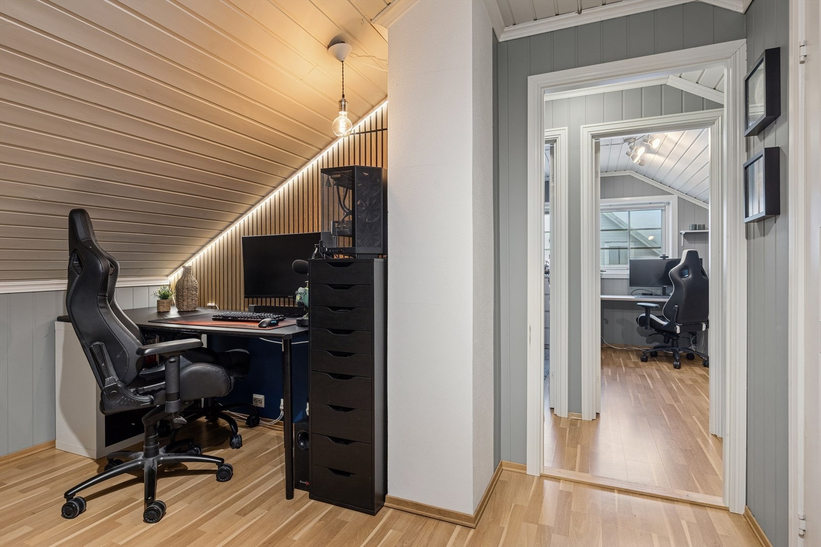 Toalettrom og adkomst til 2 soverom, fra loftstuen. Galleribilde