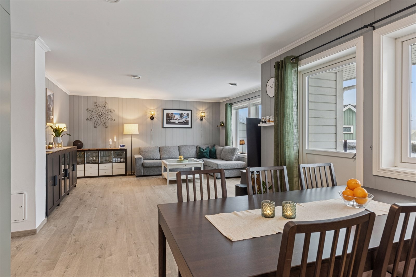 Varmekabler i gulv, og varmepumpe. Pipeløp, men ikke etablert ildsted. Galleribilde