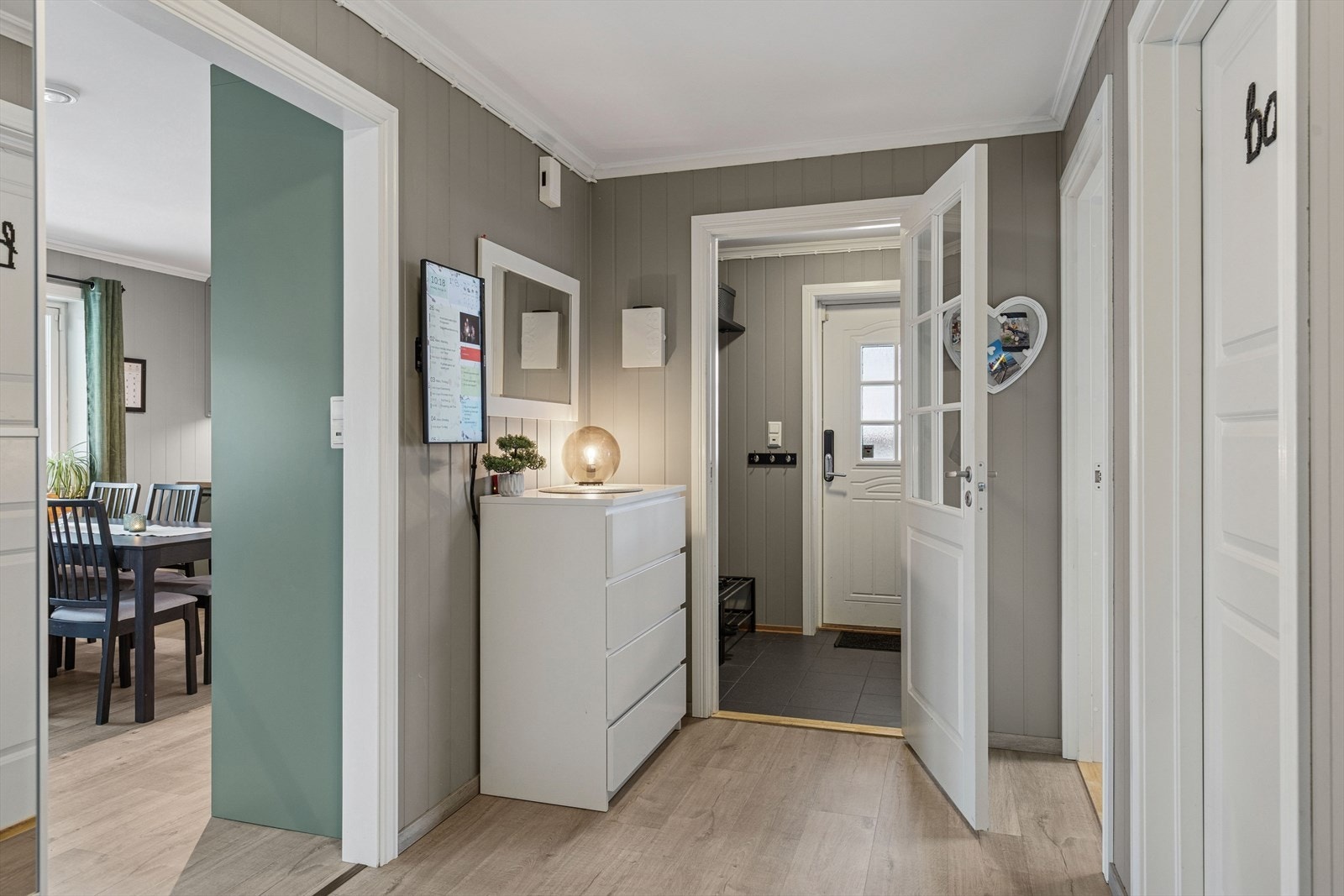 Vindfang og romslig mellomgang. Galleribilde