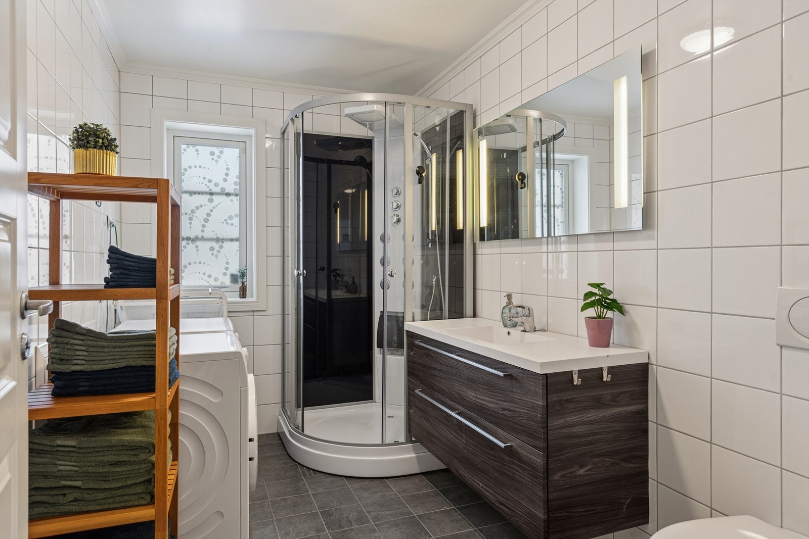 Bad/vaskerom 1. etasje. Kabinett fra 2022 Galleribilde