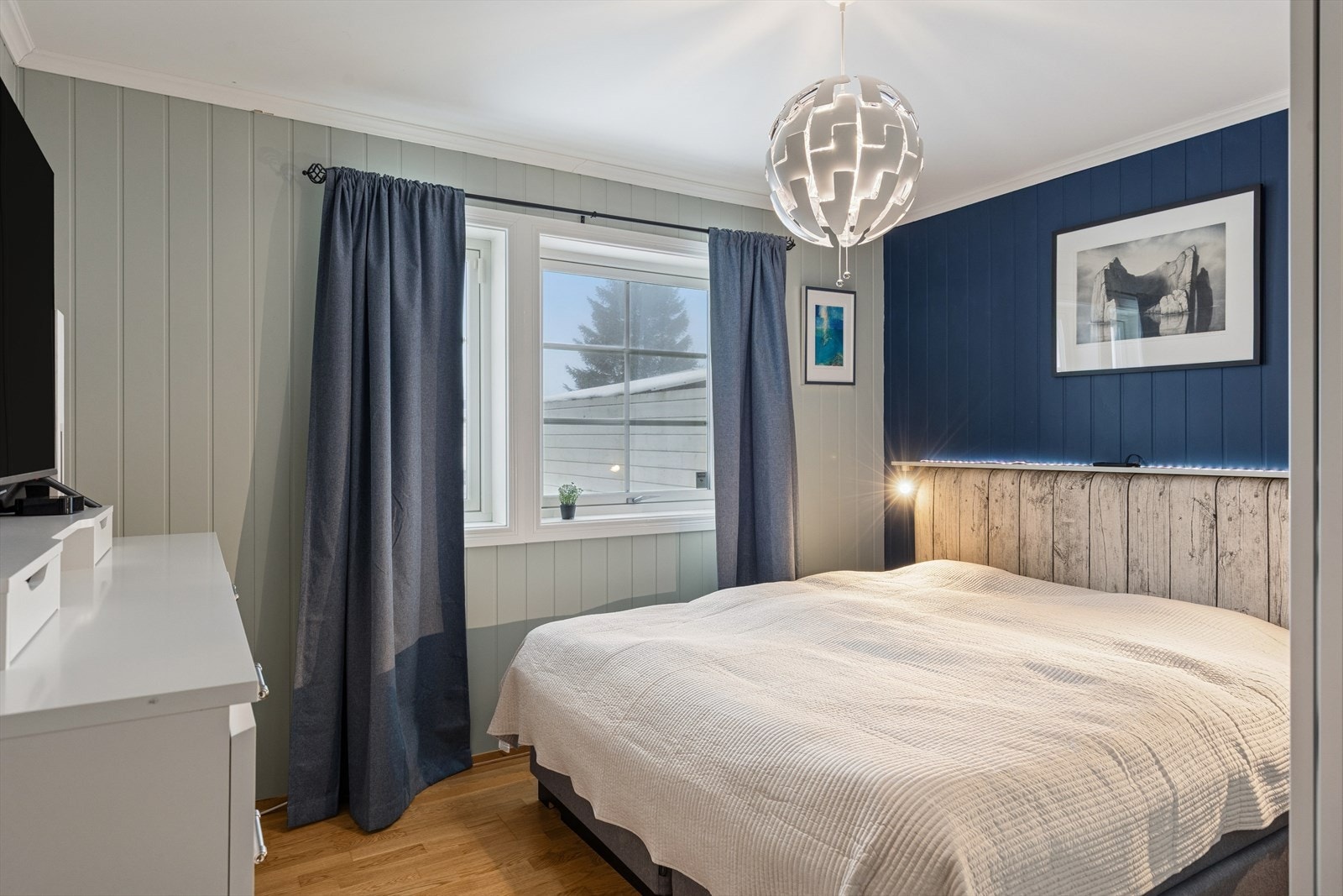 Største soverommet 1. etasje, med skyvedørsgarderobe. Galleribilde