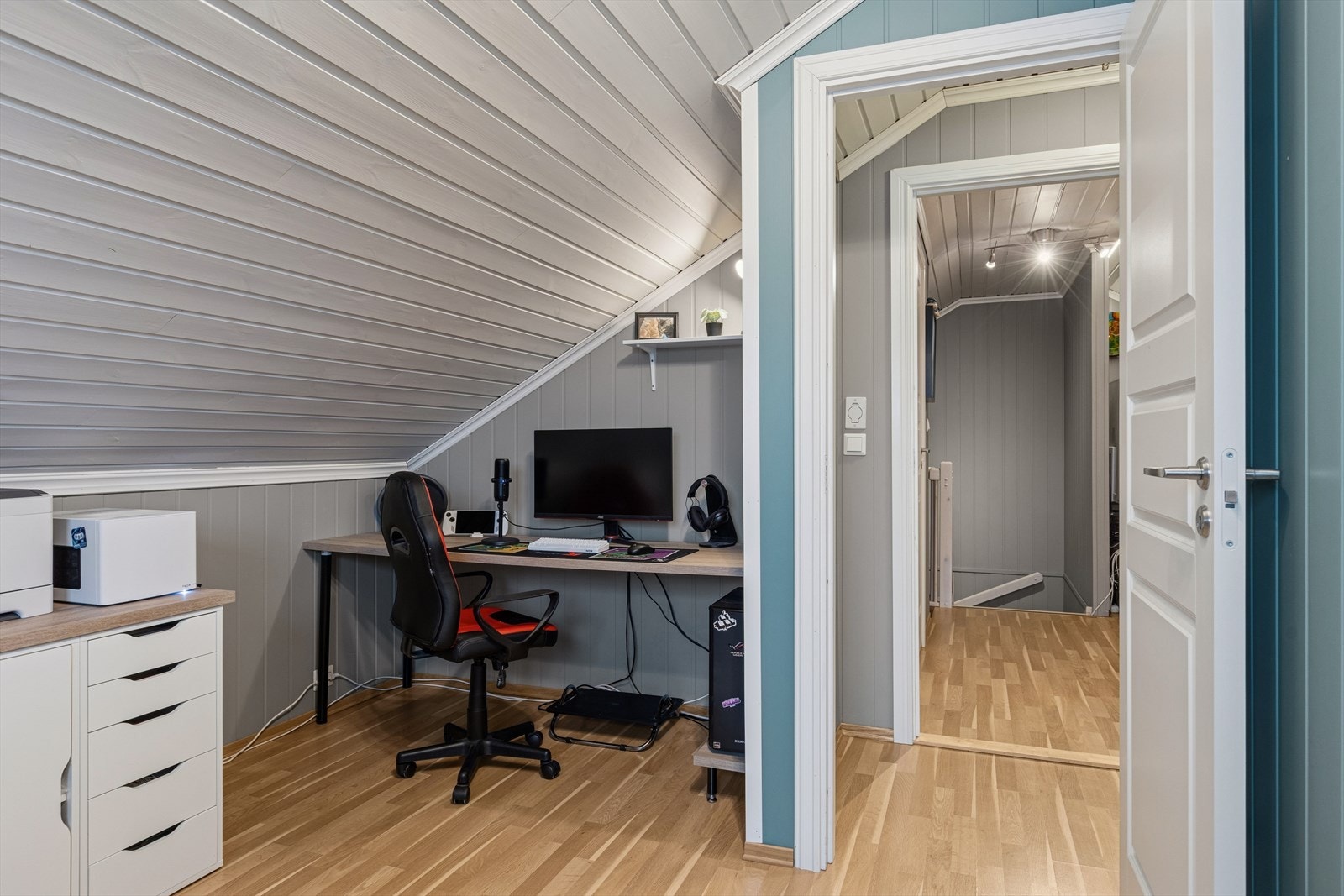 Praktisk plass til skrivepult i hjørnet. Galleribilde