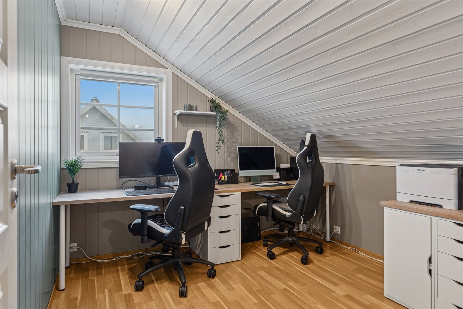 2 like rom 2. etasje. Galleribilde